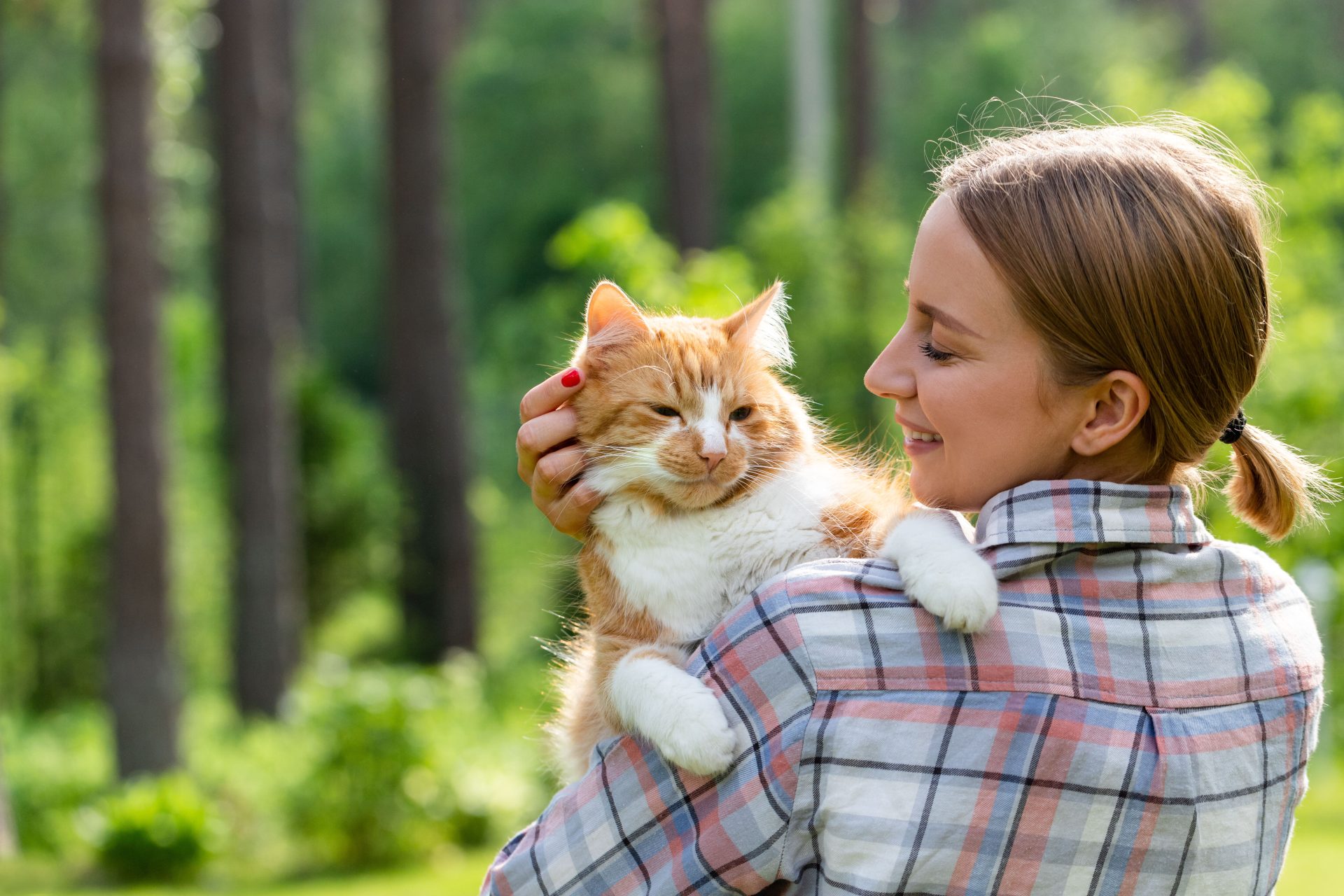 donna sorridente tiene in braccio gatto