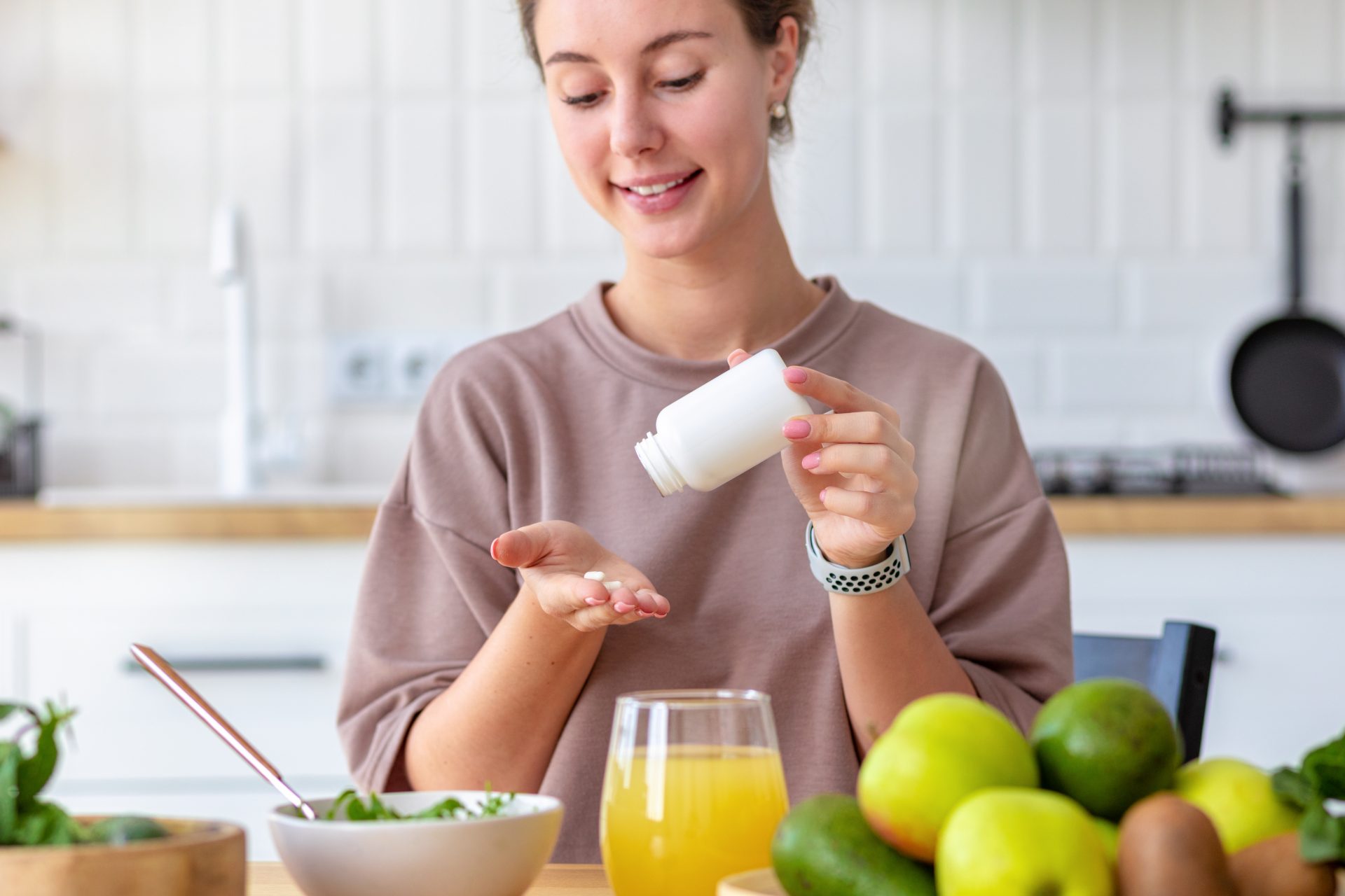 giovane donna assume integratore alimentare