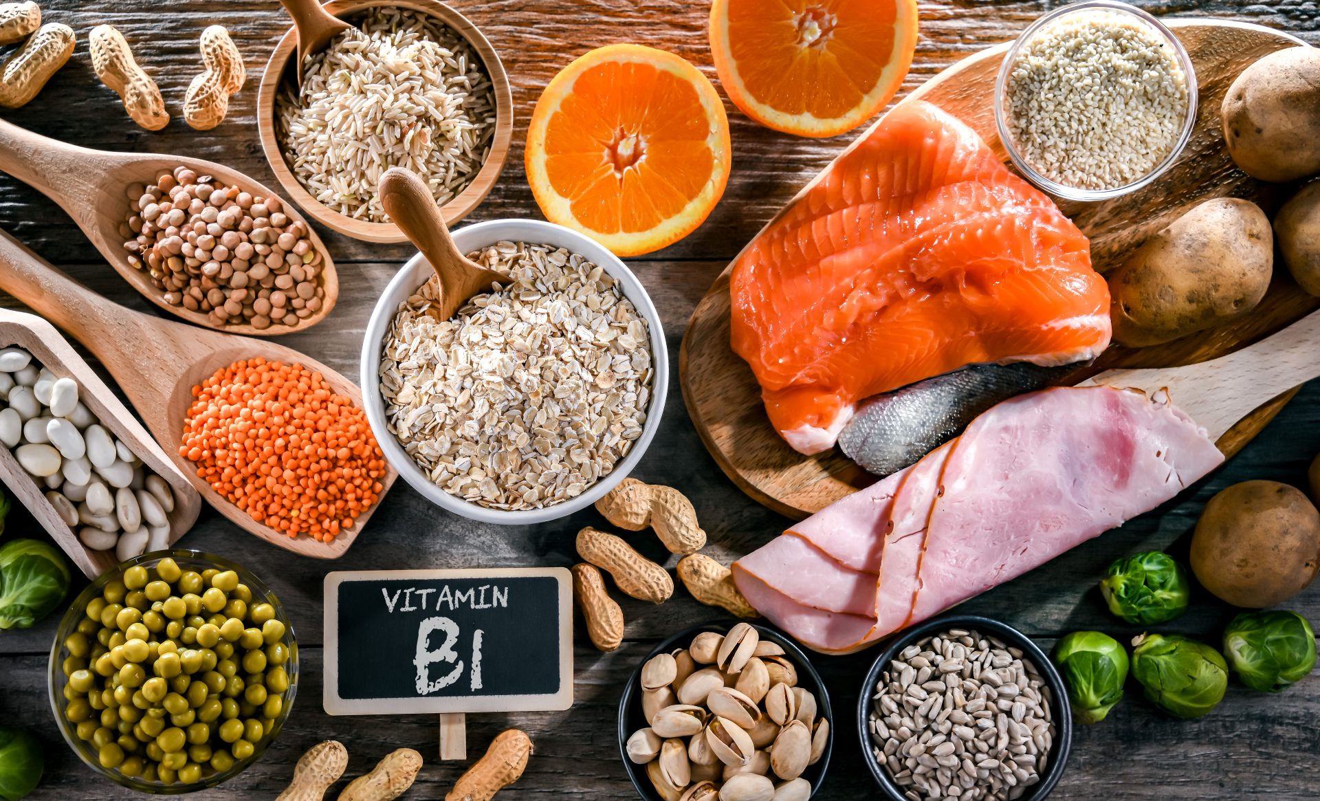 tavola con alimenti ricchi di vitamina b1