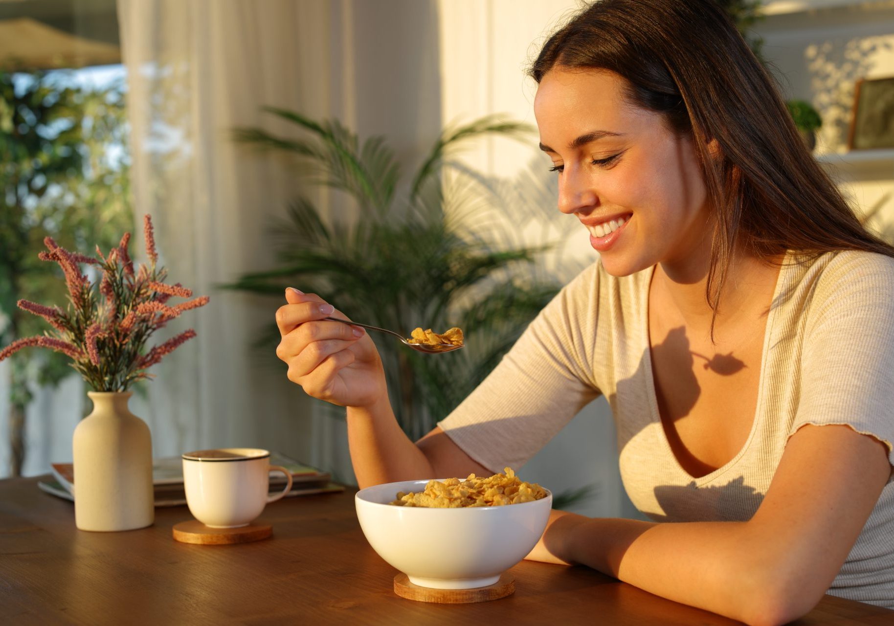 vitamina-b1_cover giovane donna sorridente mangia cereali al mattino
