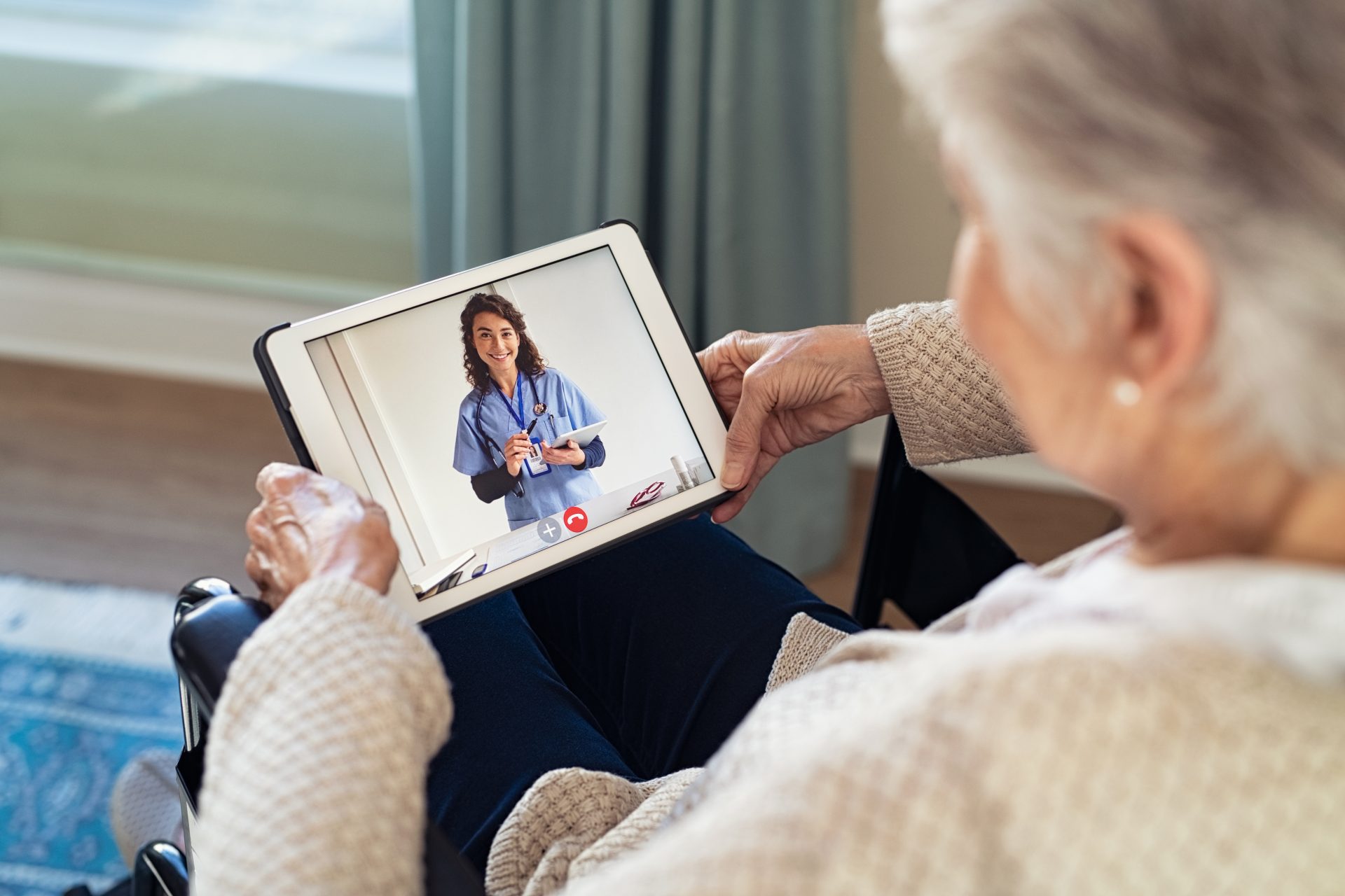 donna anziana parla con medico tramite tablet