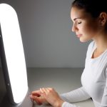 giovane donna fa sessione di fototerapia