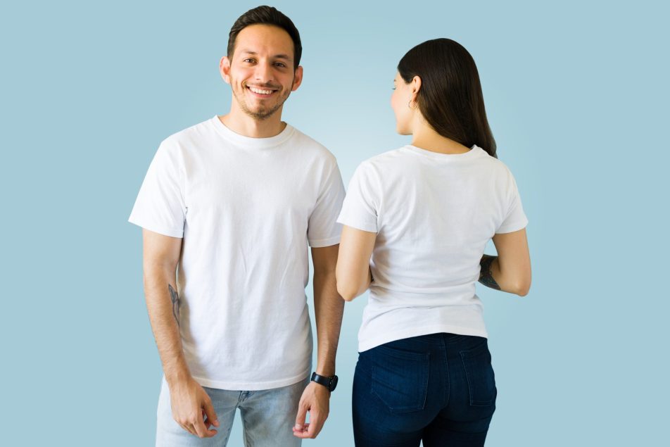 giovane uomo sorridente accanto a giovane donna di spalle