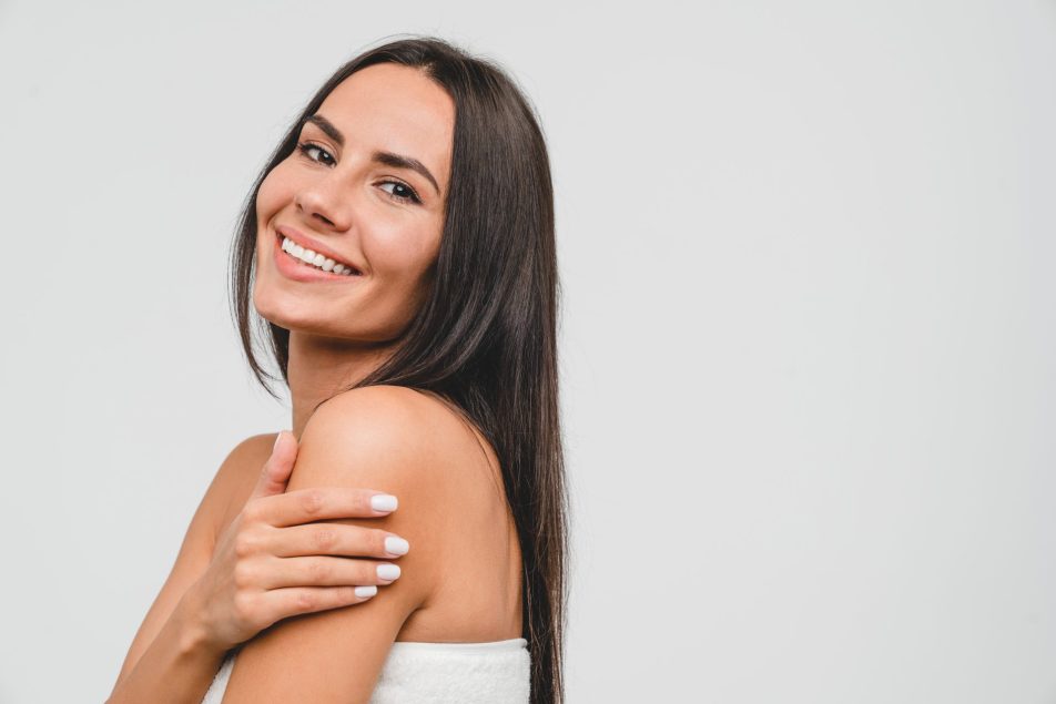 ossigenoterapia_cover donna sorridente con capelli lunghi castani