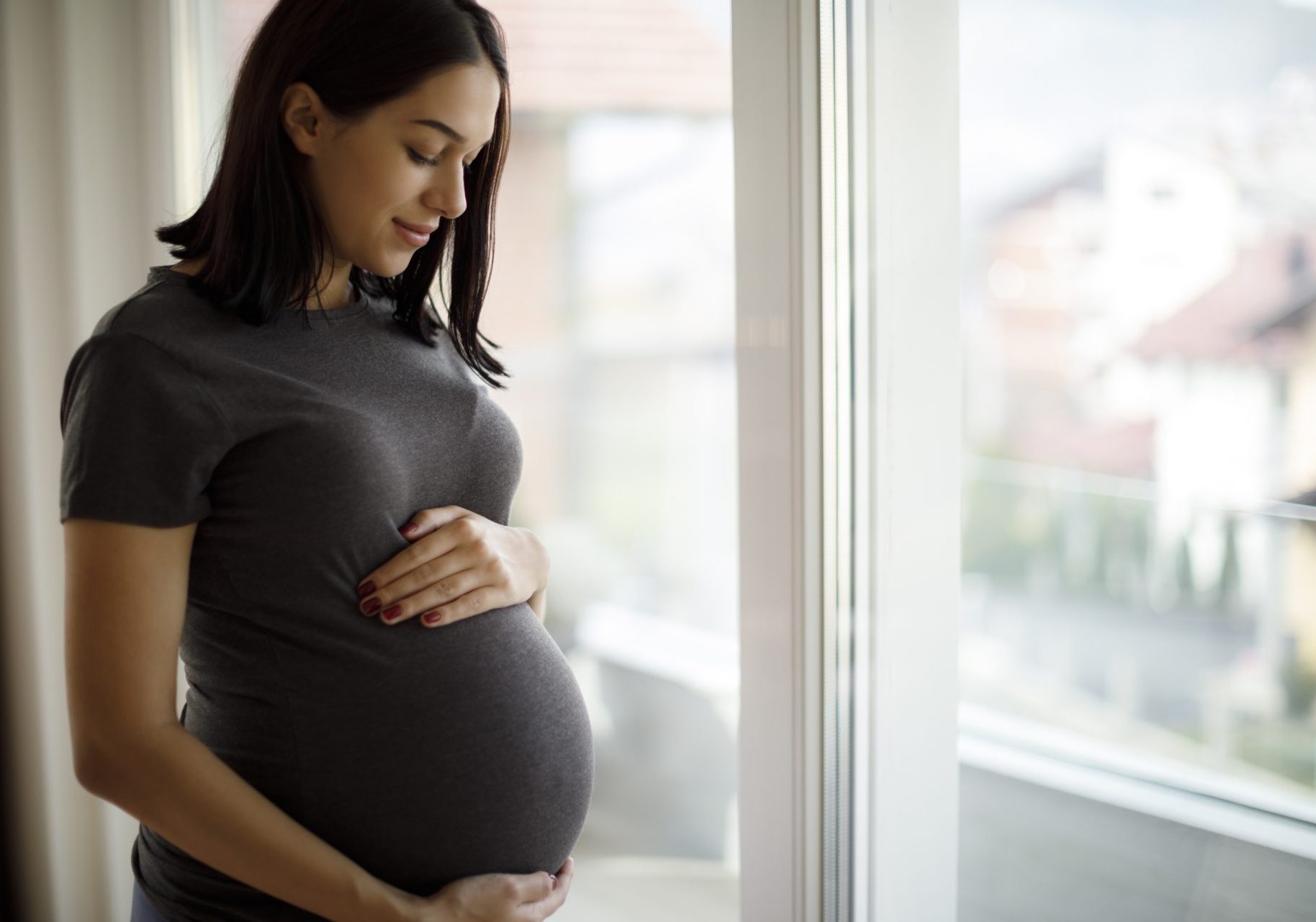 preeclampsia_cover donna incinta tiene la pancia davanti alla finestra