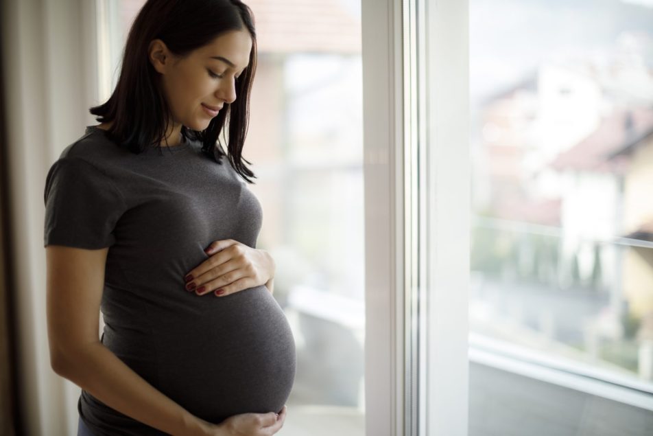 preeclampsia_cover donna incinta tiene la pancia davanti alla finestra