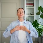 donna respira con le mani sul torace