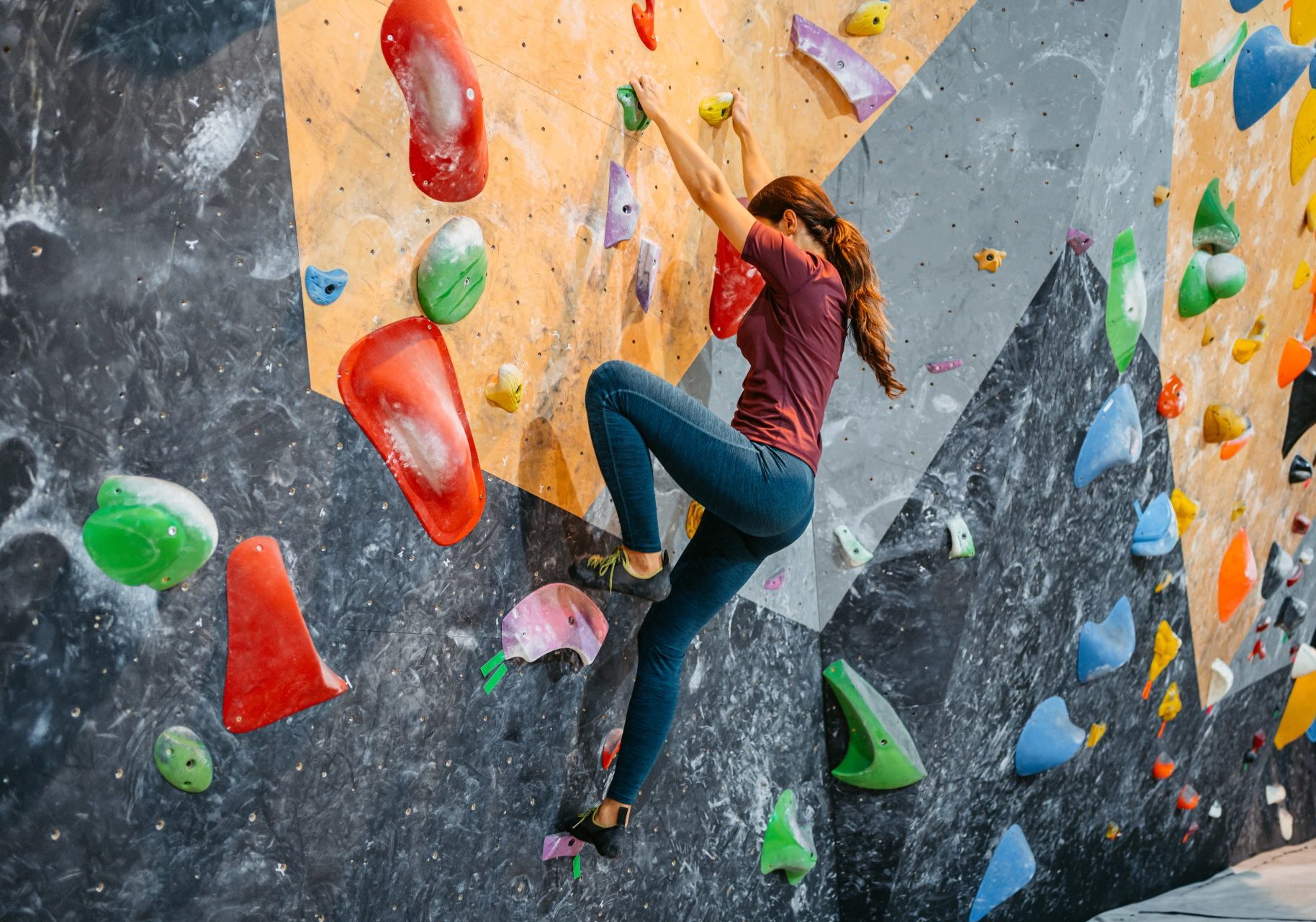 arrampicata-sportiva_cover donna fa scalata sportiva indoor