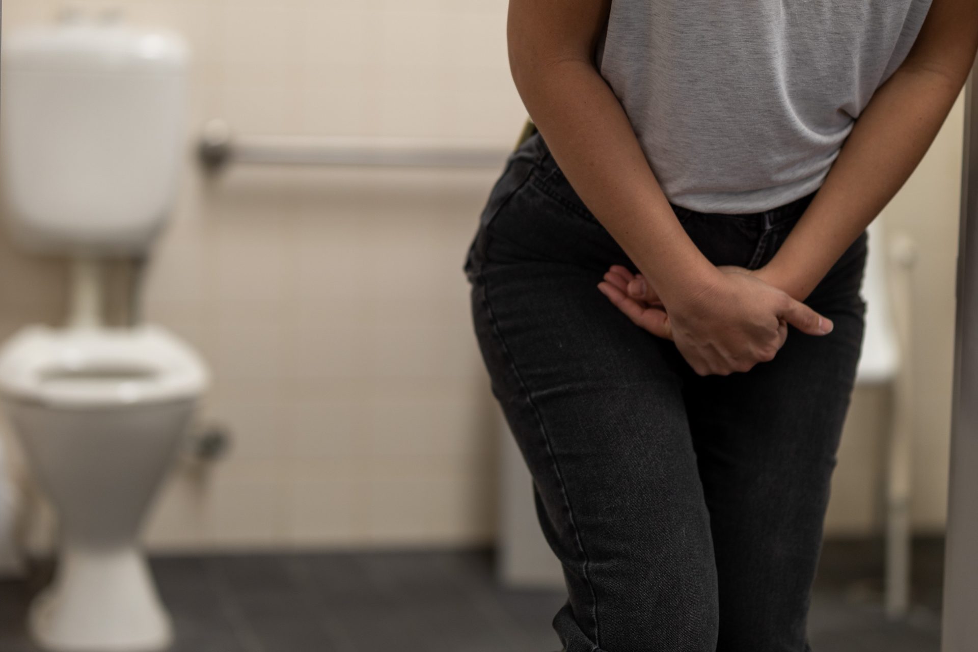 donna con urgenza di urinare