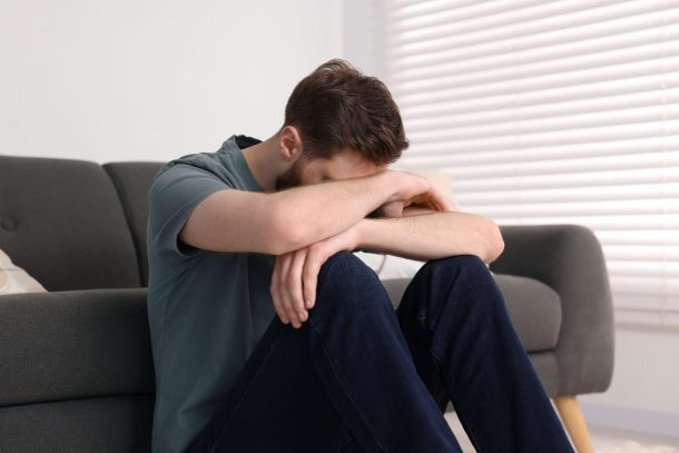 disfunzione-erettile_cover uomo depresso seduto a terra con testa sulle braccia