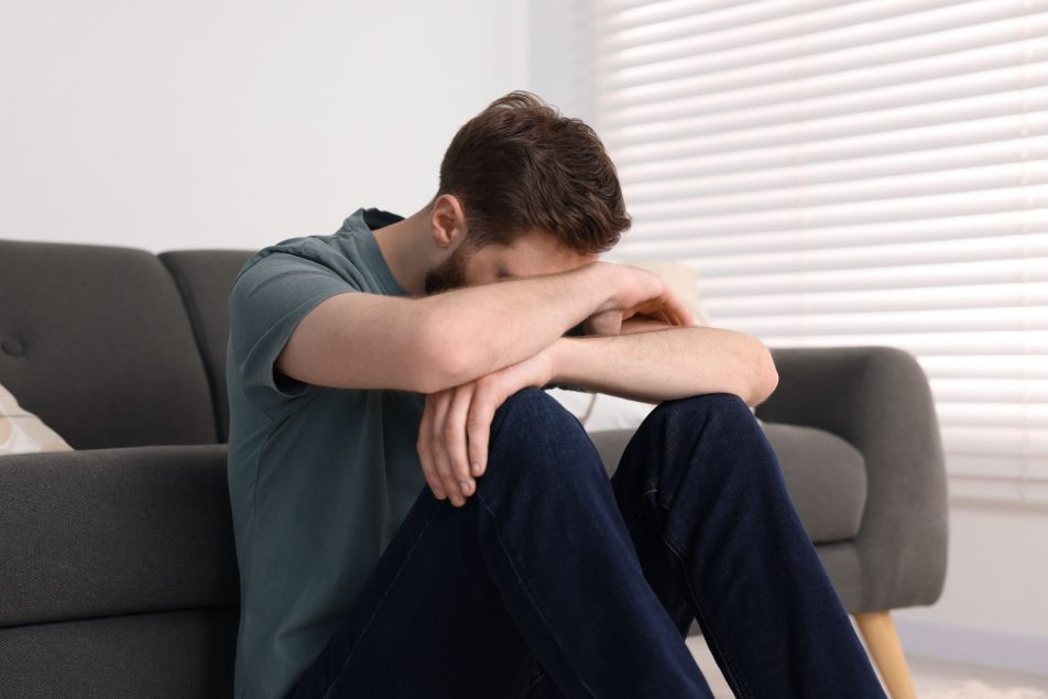 disfunzione-erettile_cover uomo depresso seduto a terra con testa sulle braccia
