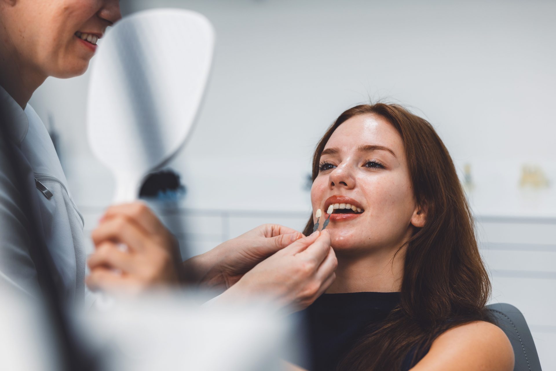 dentista prova faccette dentali su giovane donna