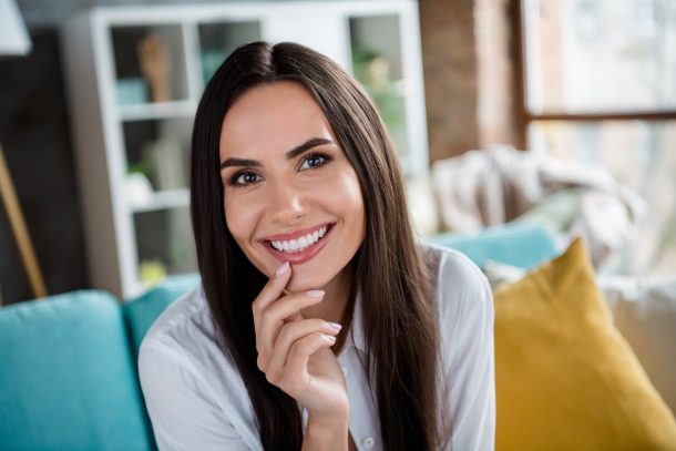 donna con lunghi capelli castani sorridente