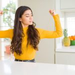 ragazza solleva le braccia in segno di forza