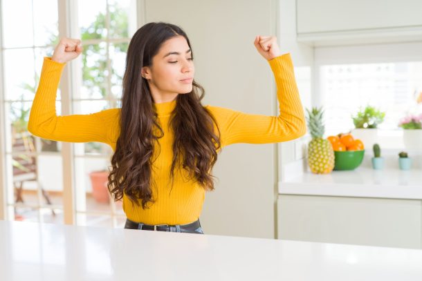 ragazza solleva le braccia in segno di forza