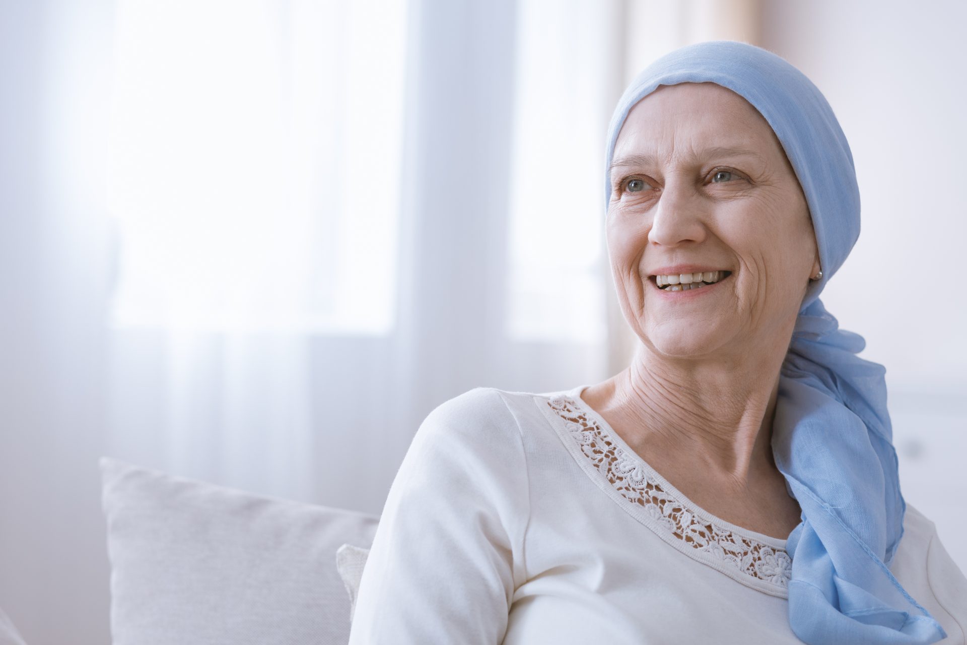 donna malata di cancro sorridente