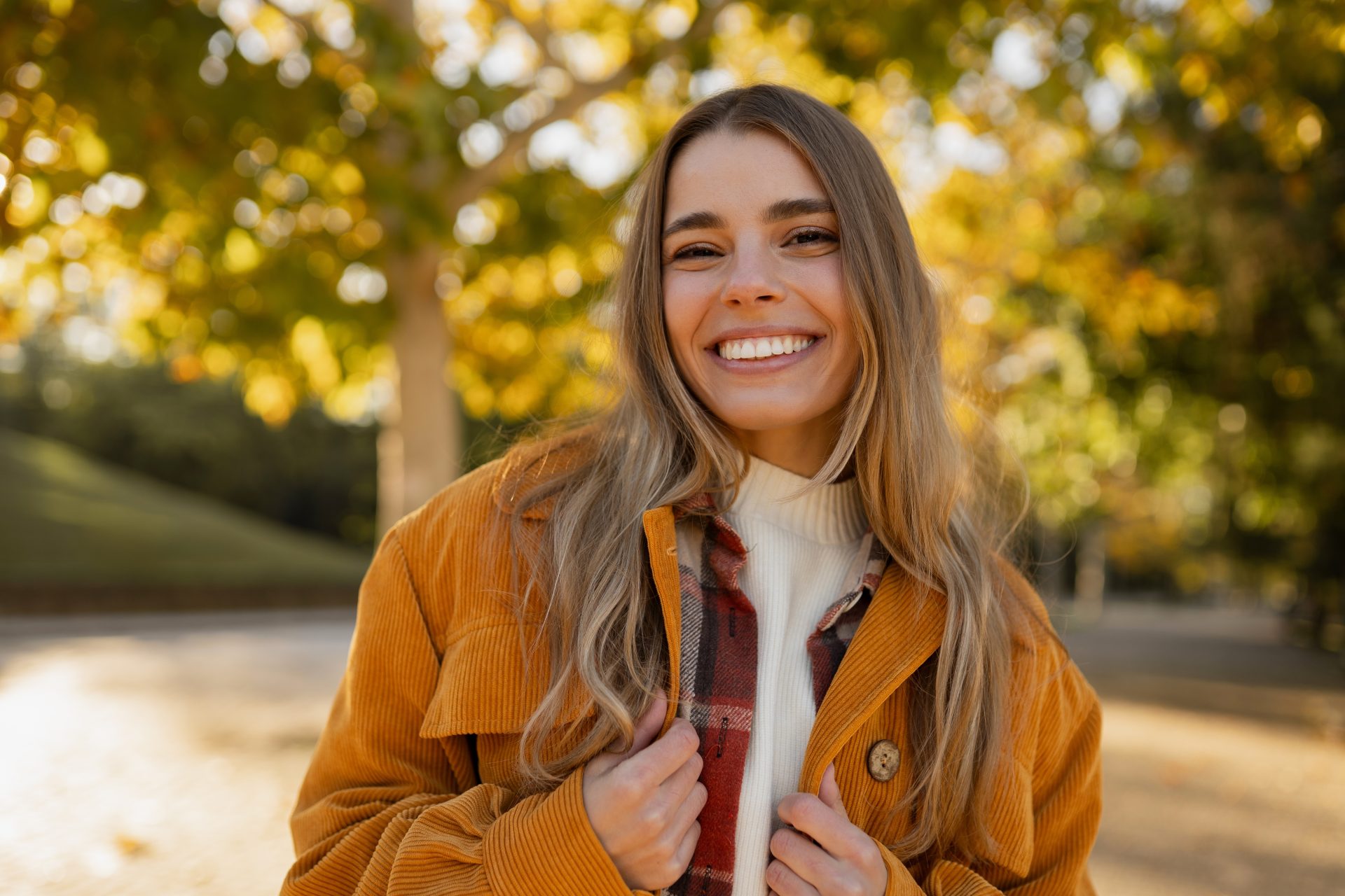 ragazza bionda sorridente all'aperto