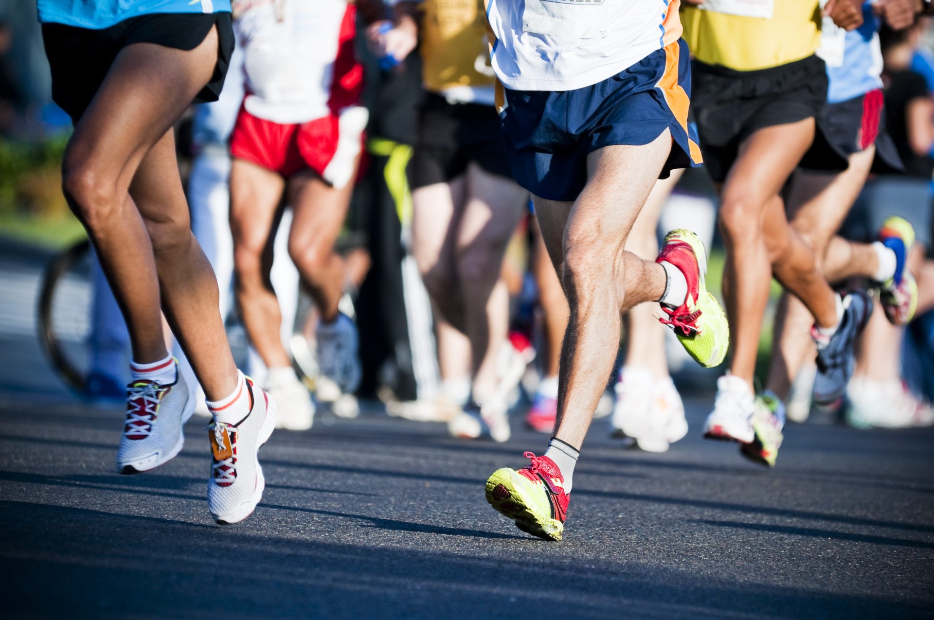 gruppo di maratoneti corre