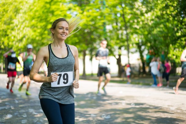 giovane donna corre maratona