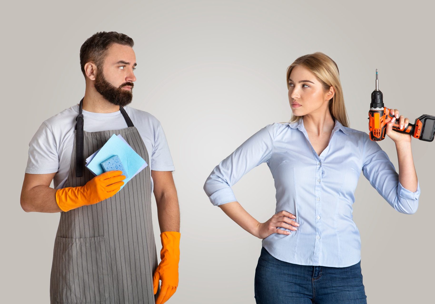 stereotipi-di-genere_cover uomo vestito per pulire e donna con trapano in mano