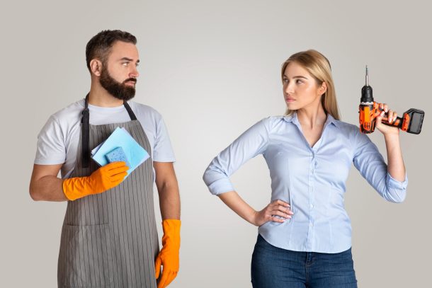 uomo vestito per pulire e donna con trapano in mano
