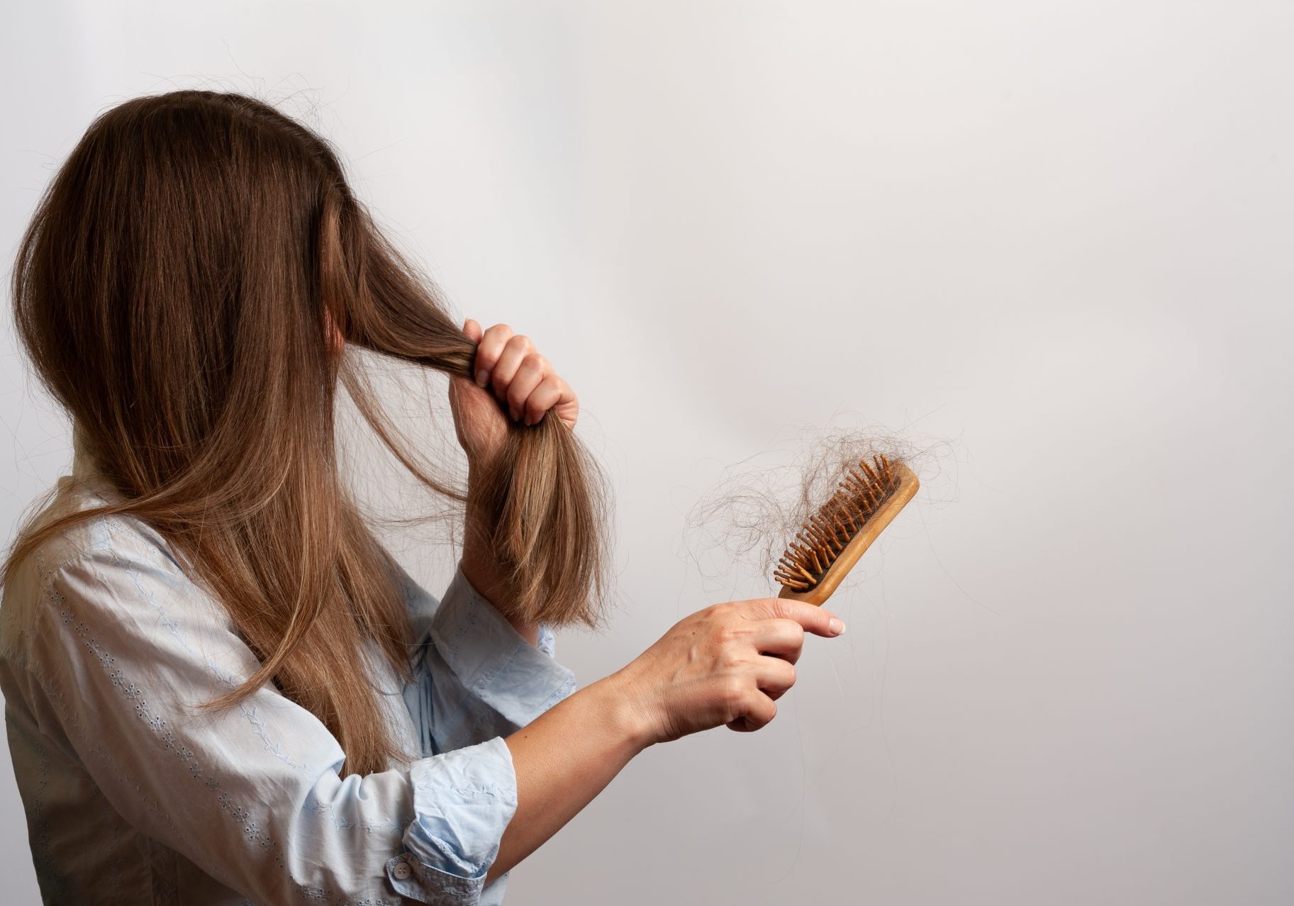 donna spazzola capelli