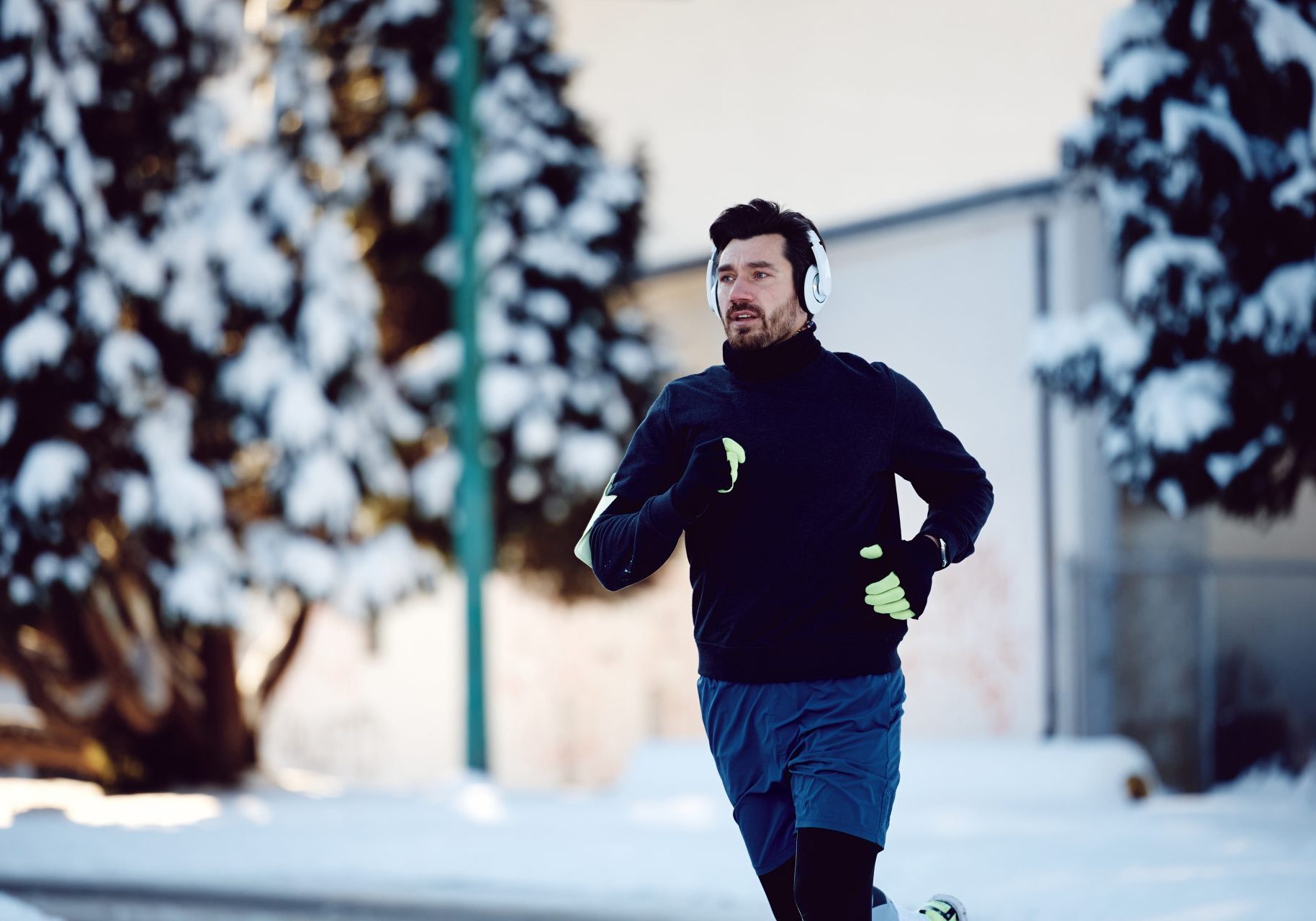 attivita-fisica-inverno uomo corre all'esterno con la neve