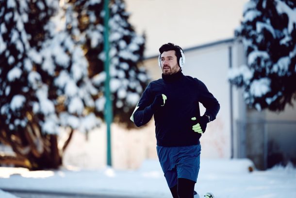 uomo corre all'esterno con la neve