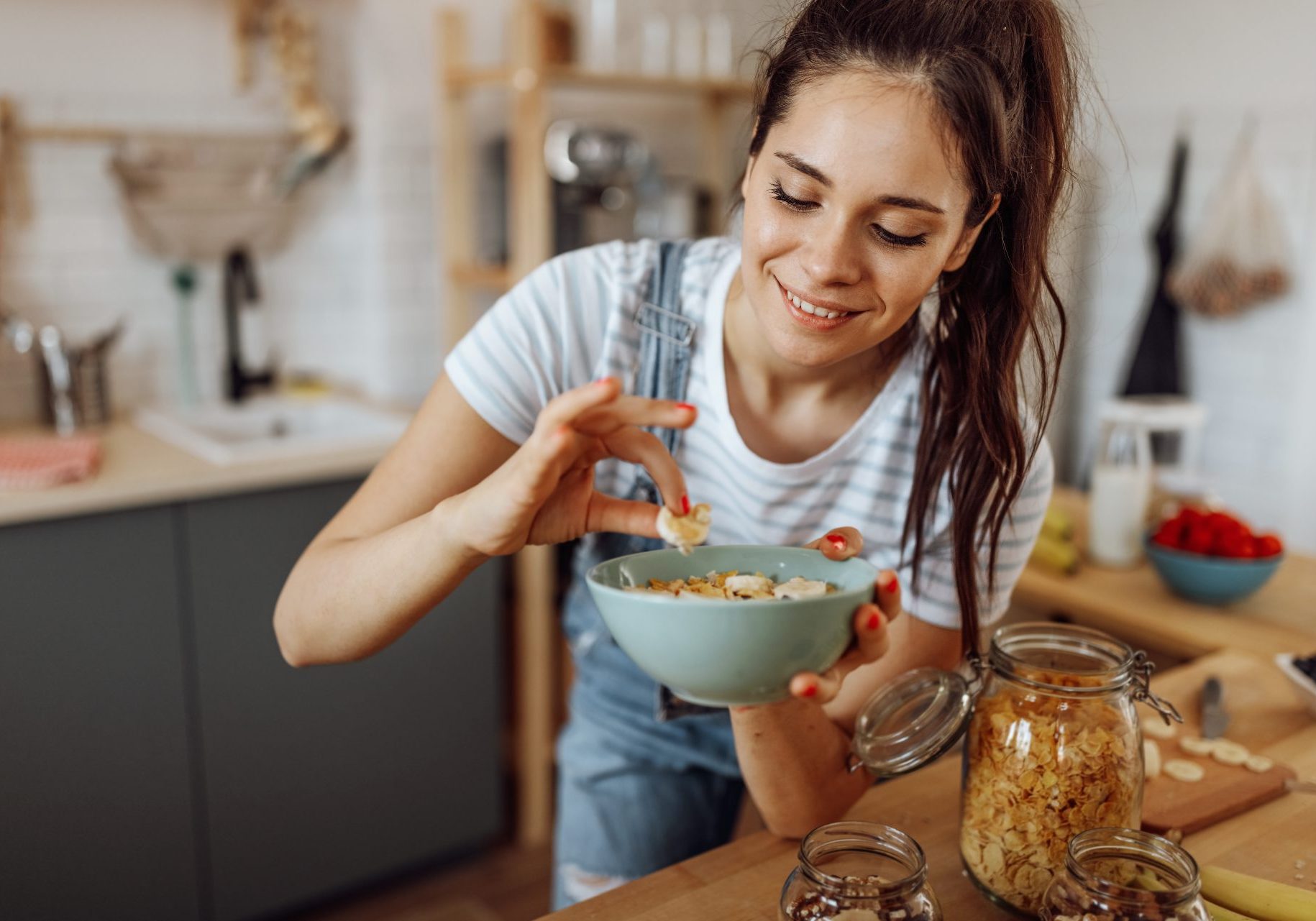 giovane donna prepara una ciotola per colazione