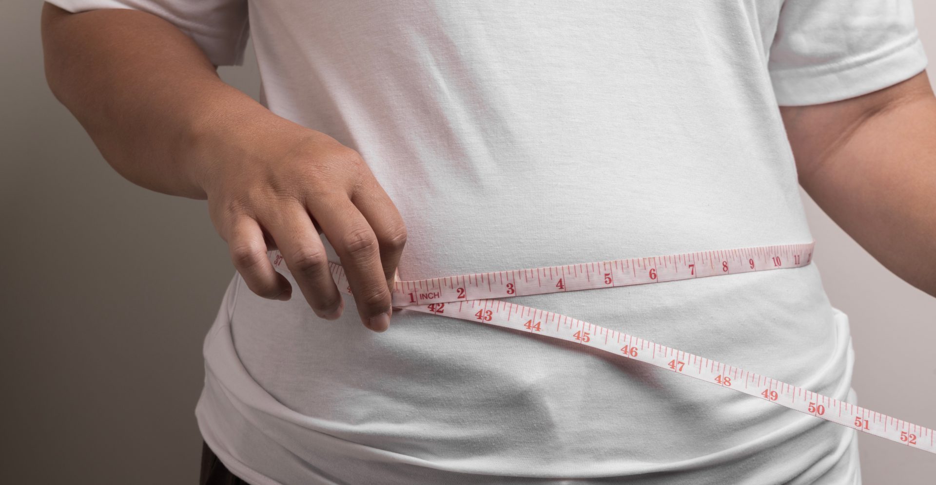 uomo obeso misura la circonferenza vita