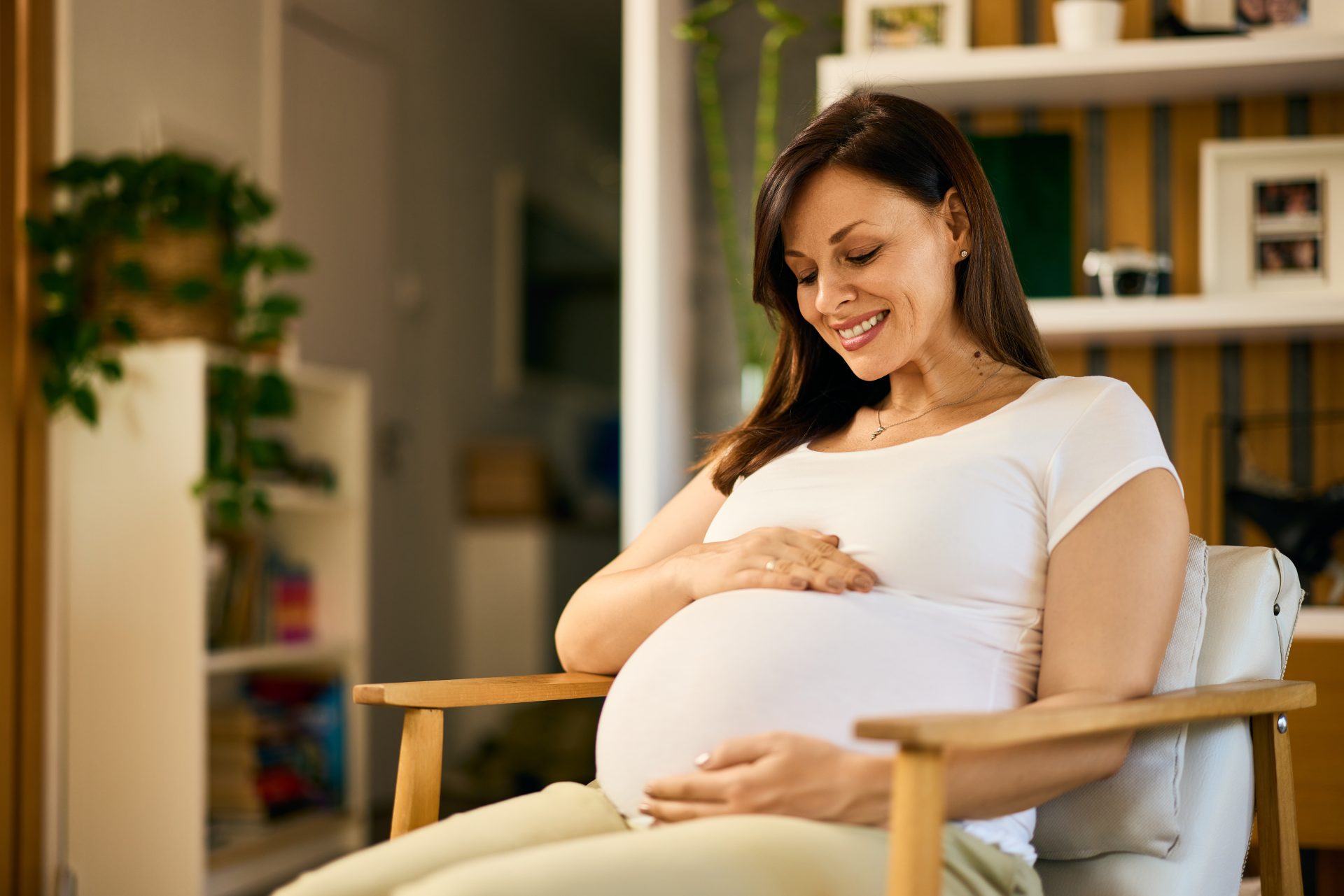 donna matura incinta si tocca la pancia sorridente