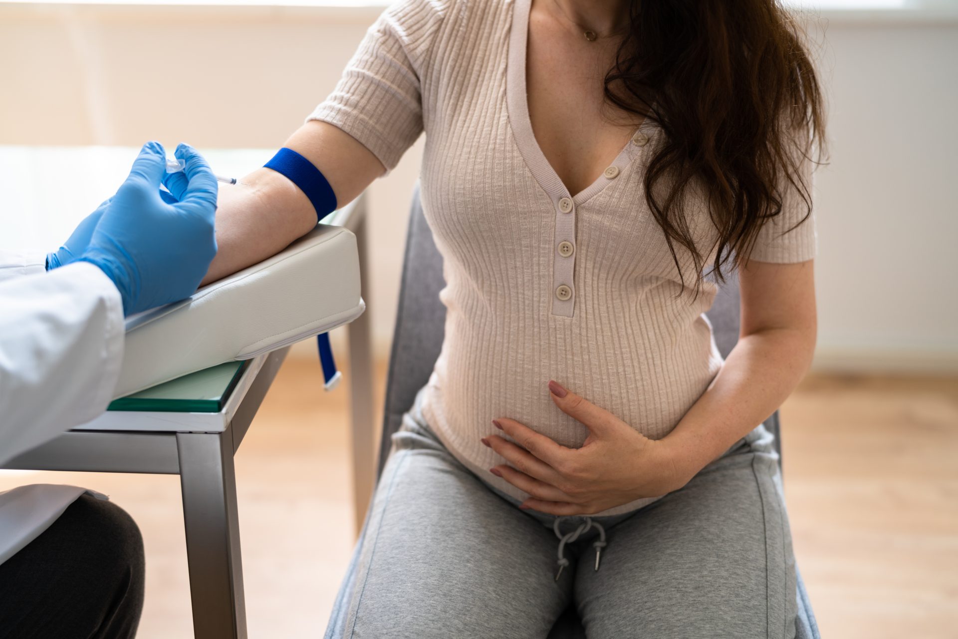 donna incinta fa prelievo del sangue