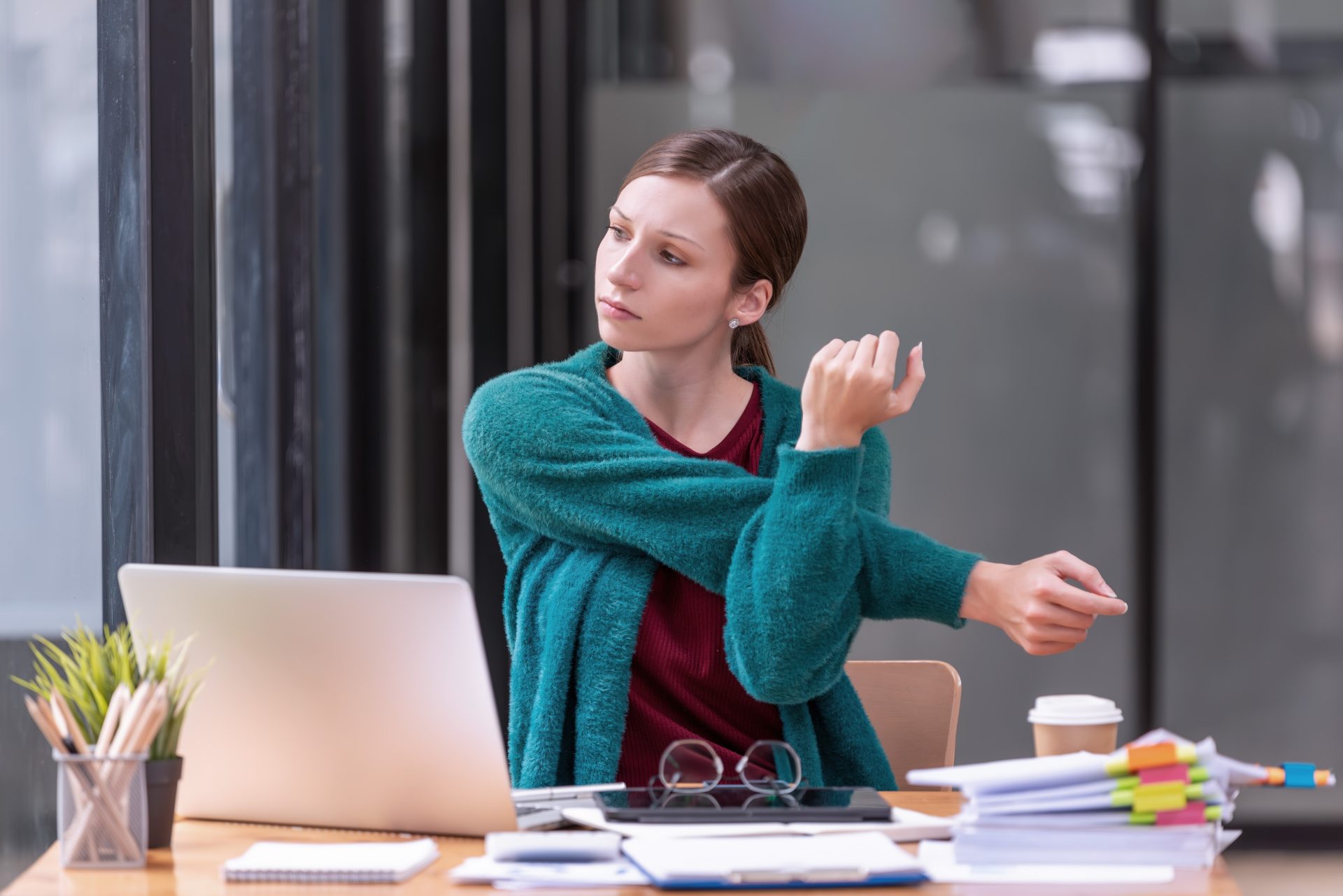 giovane donna fa stretching in ufficio