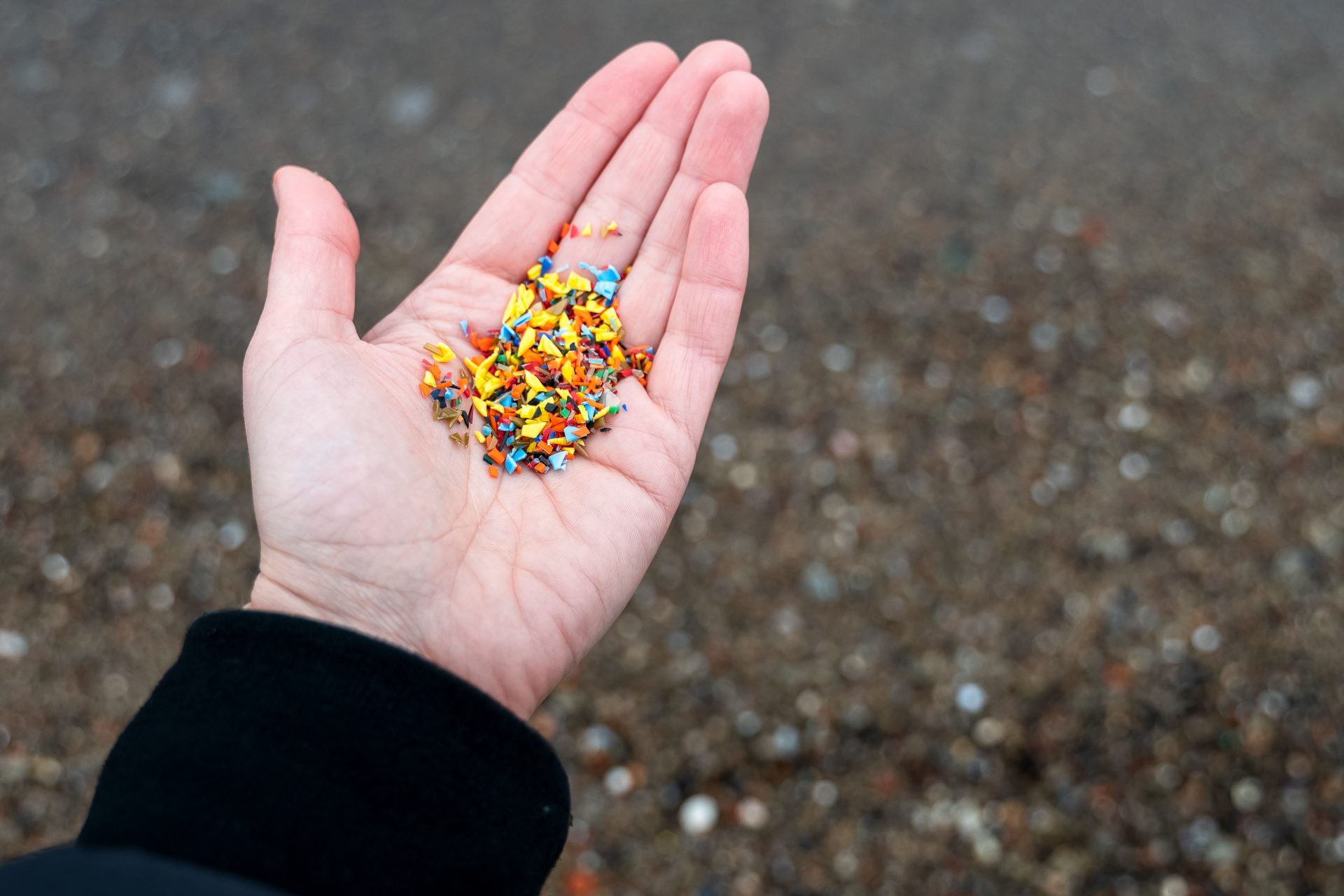 mano con microplastiche