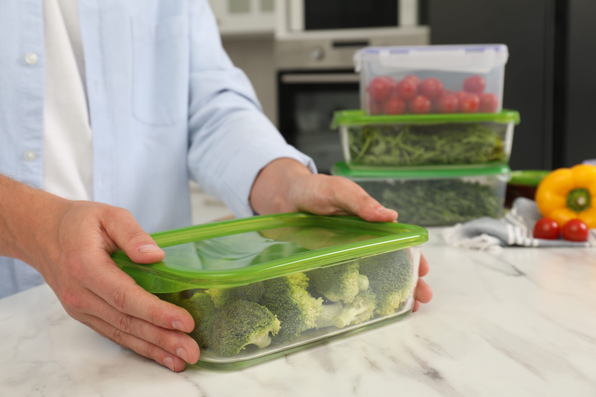 uomo conserva cibo in recipiente di vetro