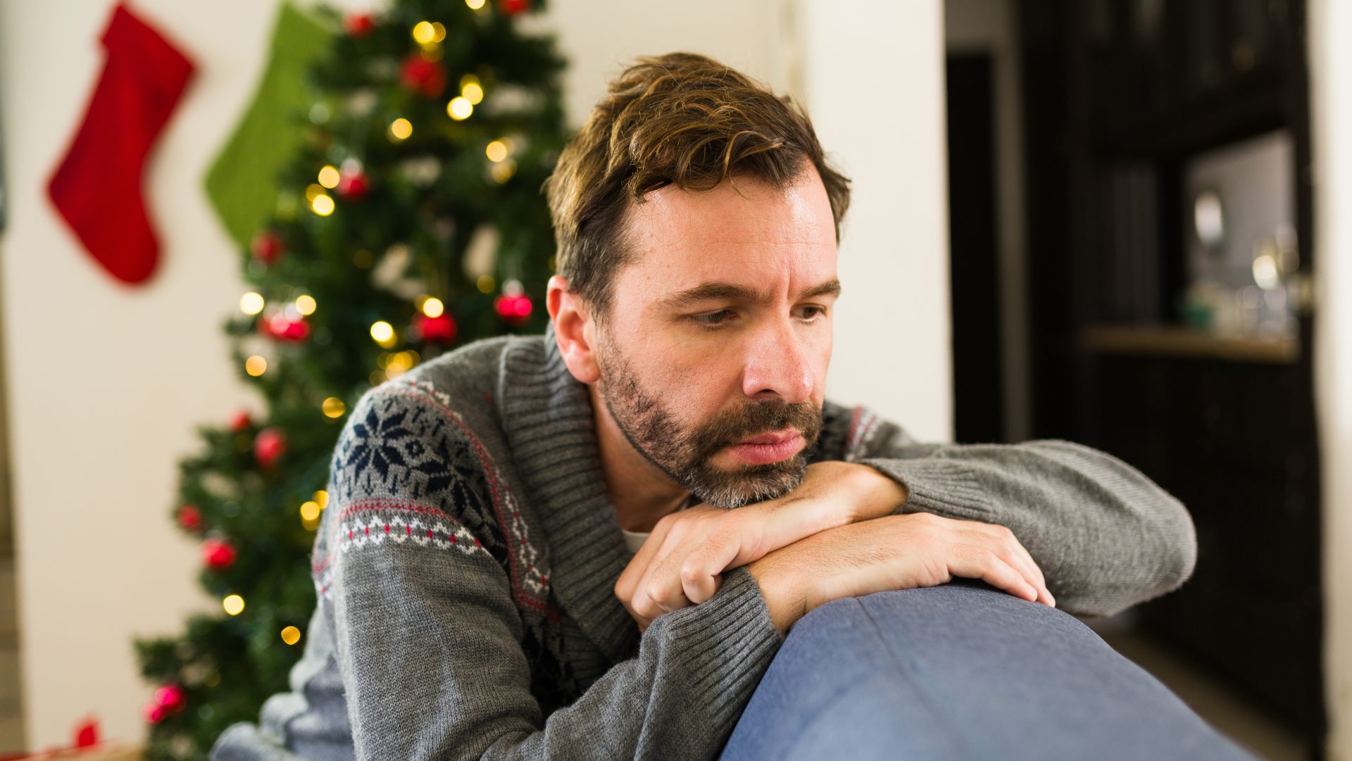 uomo triste e solo a natale