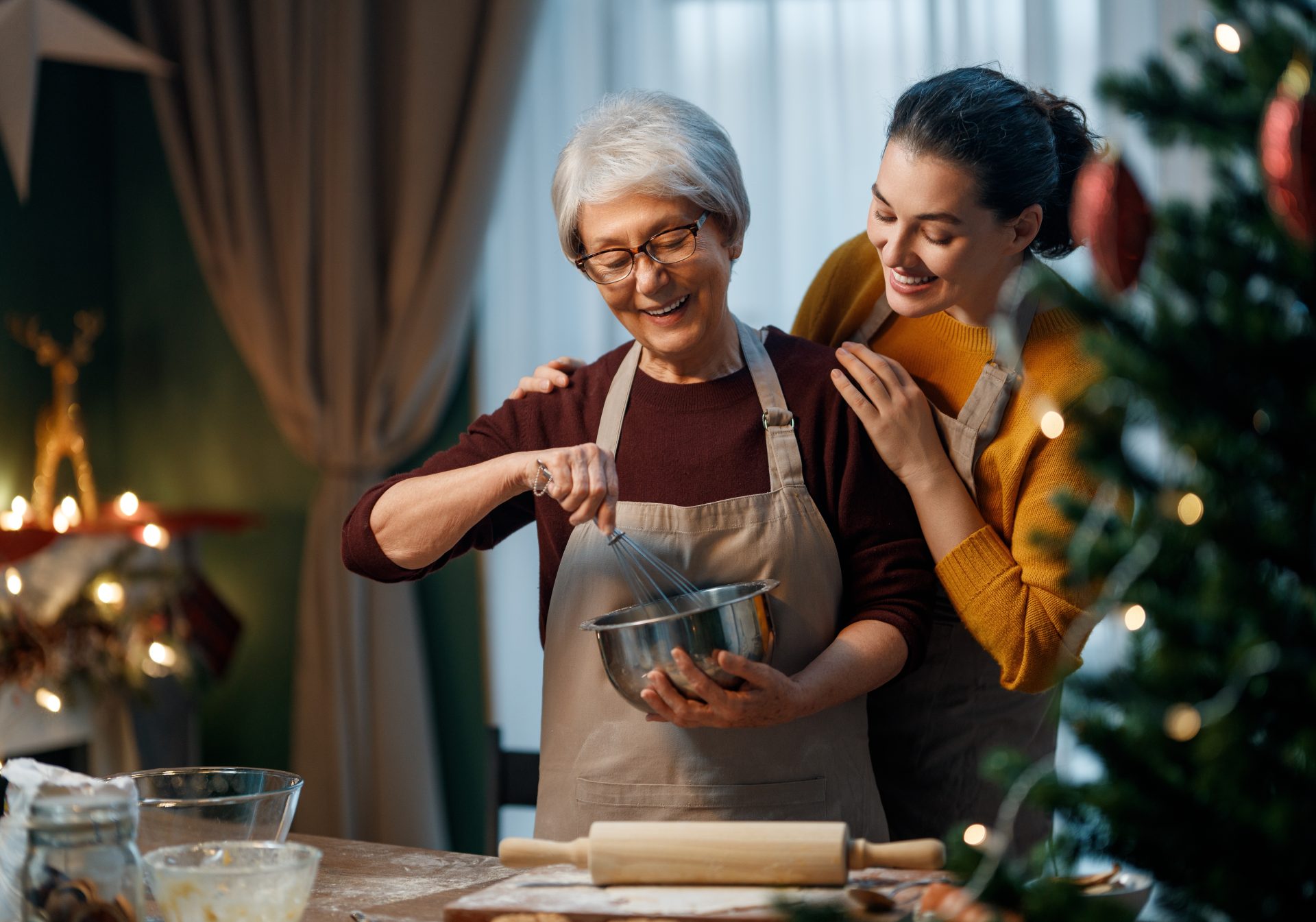 giovane donna e donna anziana preparano biscotti a natale