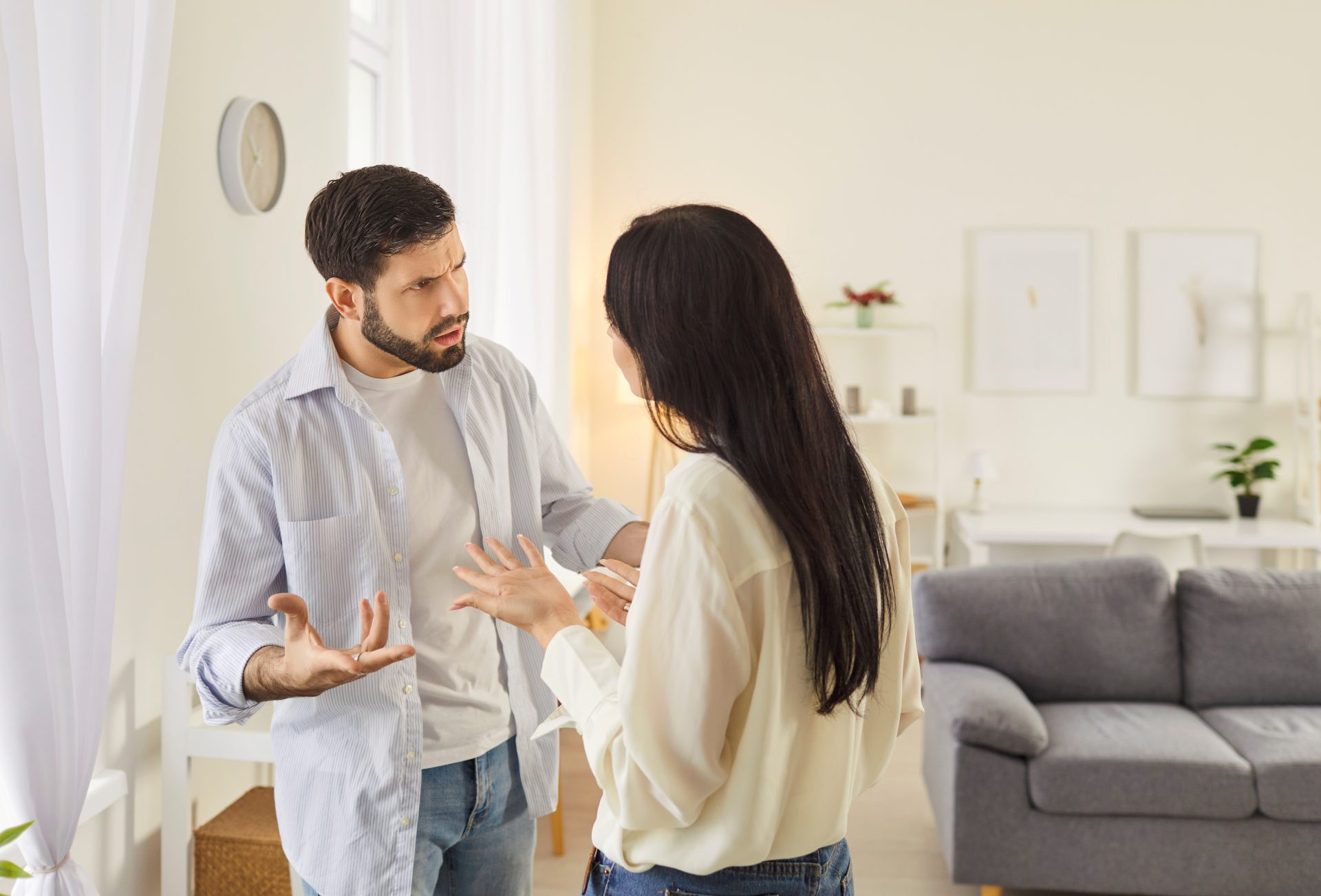 uomo e donna discutono 