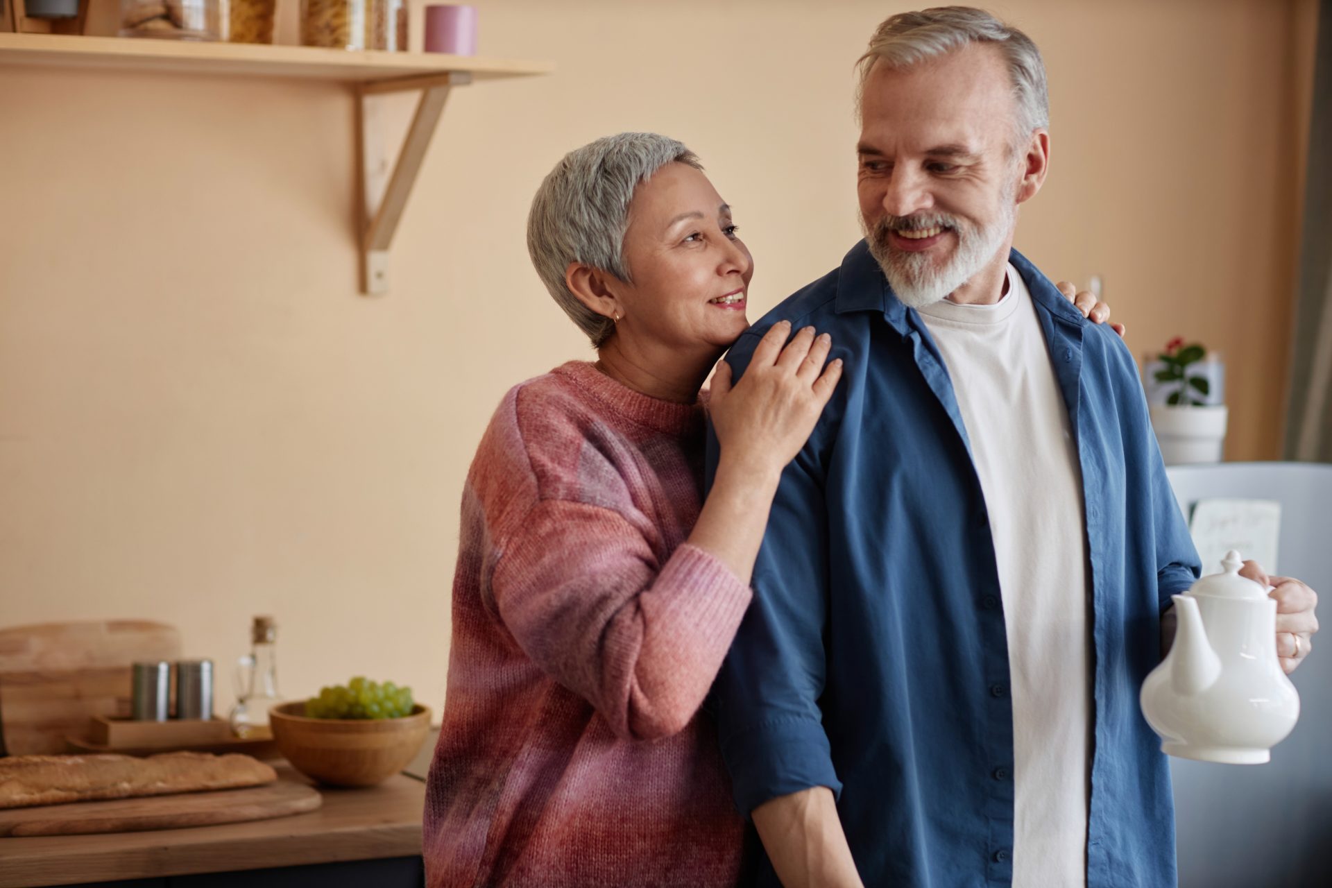 coppia di uomo e donna anziani sorridente