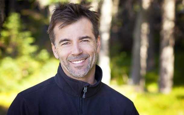 uomo di mezza età sorridente