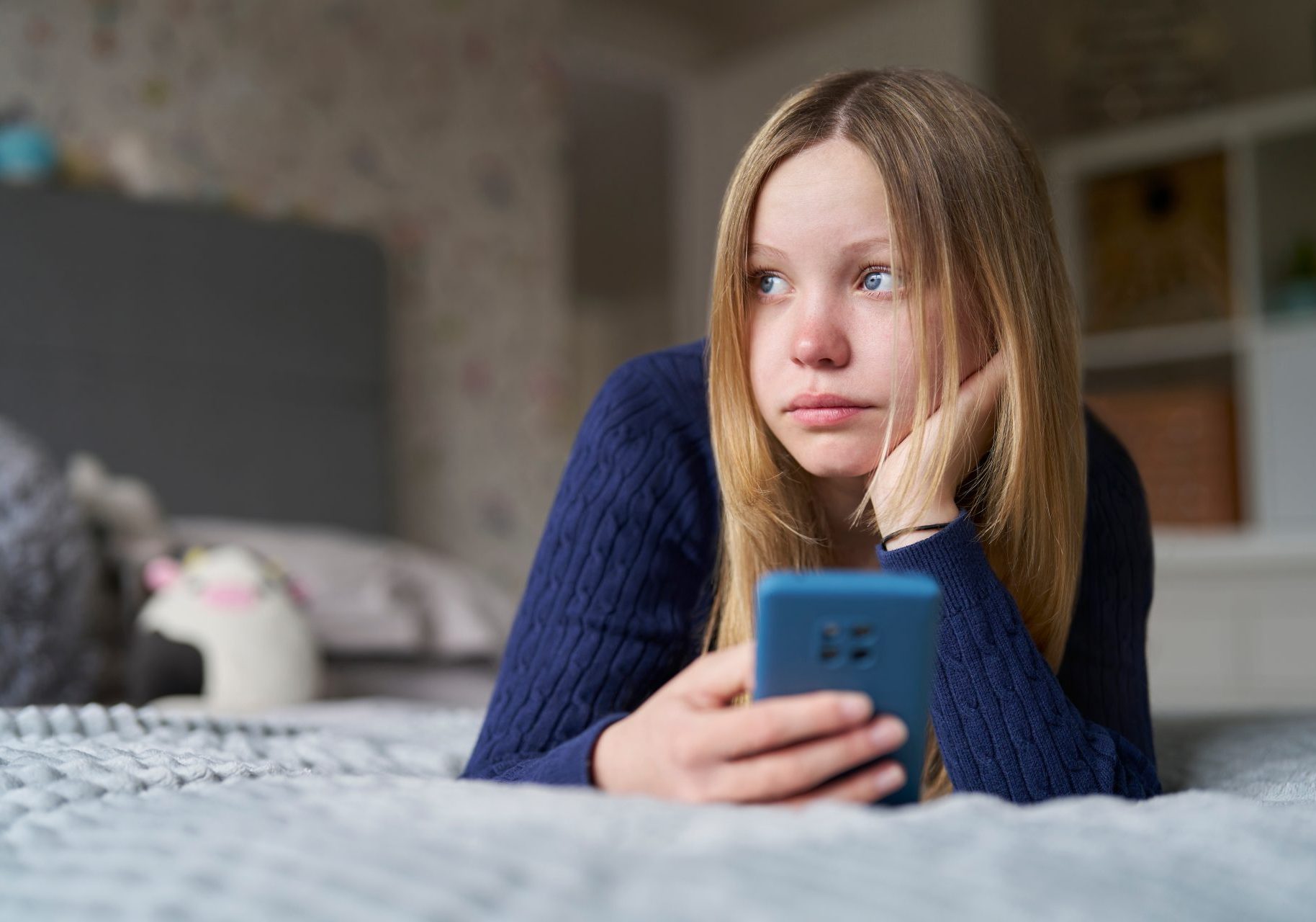 social-media-salute-mentale_cover ragazza triste distesa sul letto con il telefono