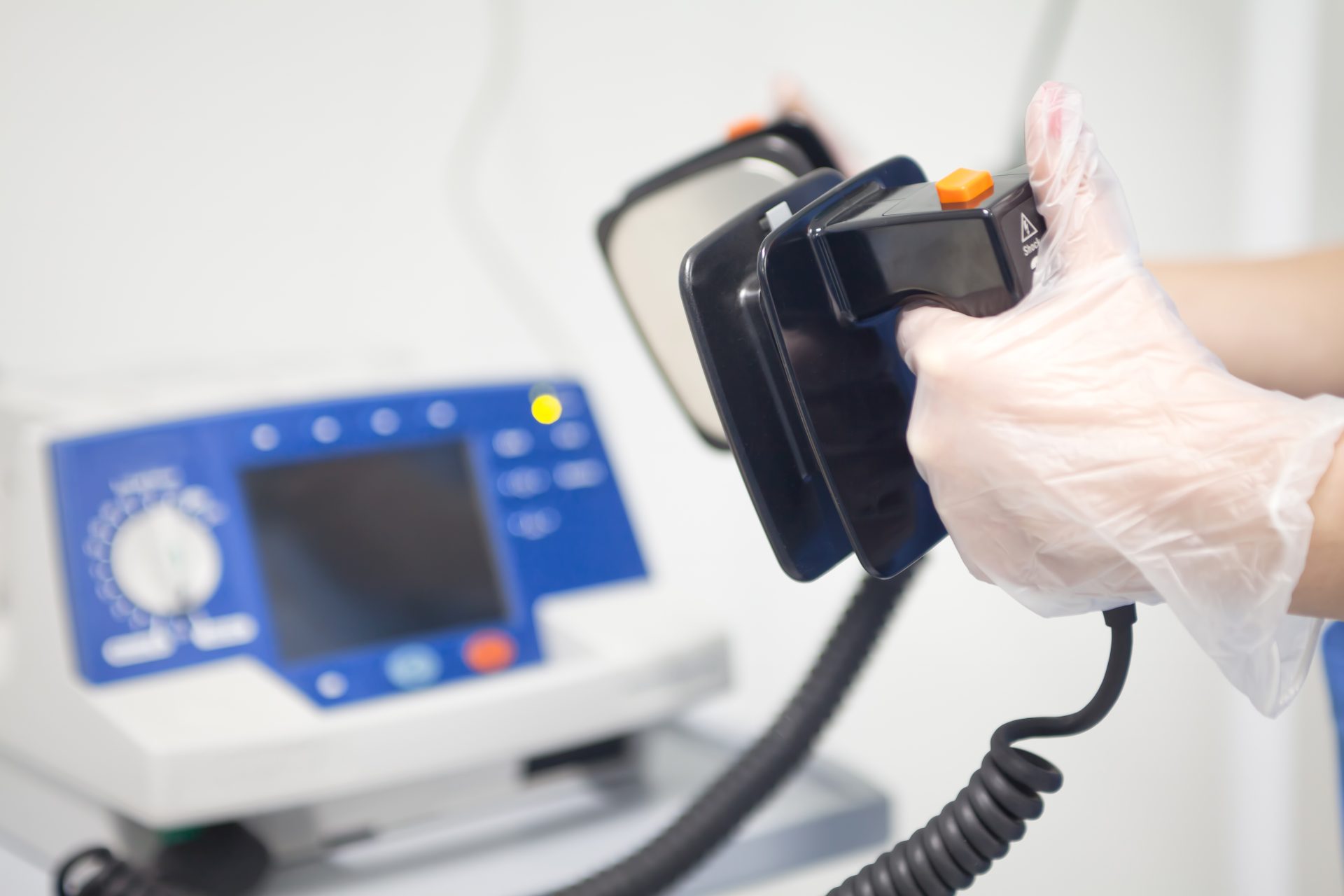 defibrillatore nelle mani del medico