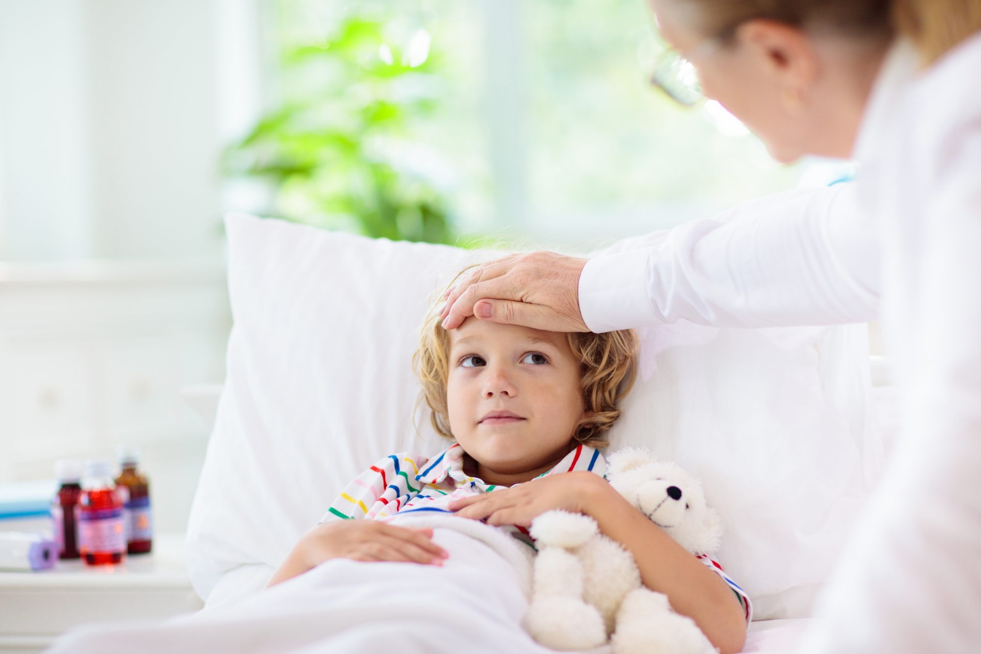 bambino a letto ammalato accudito dalla nonna