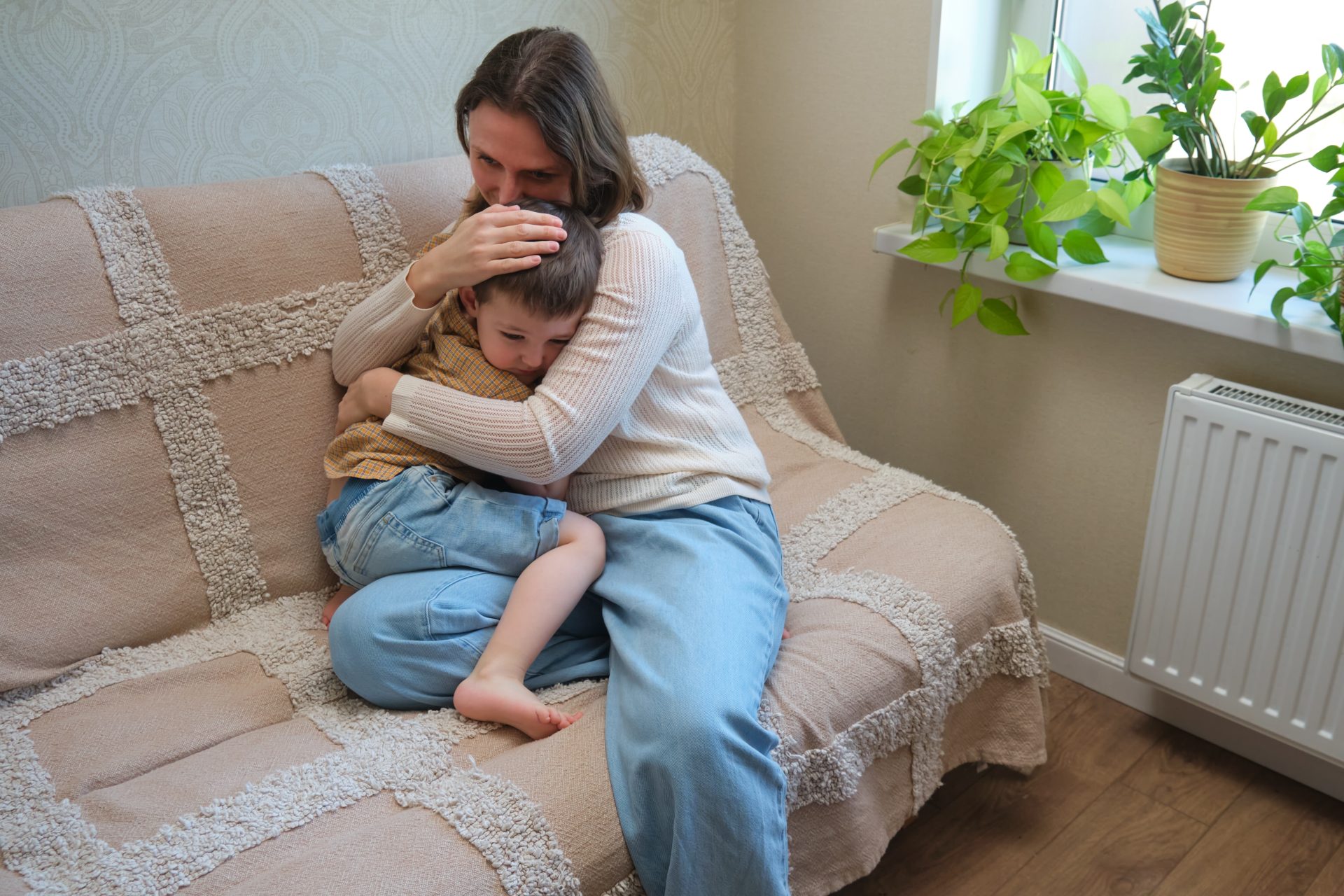madre abbraccia bambino sul divano