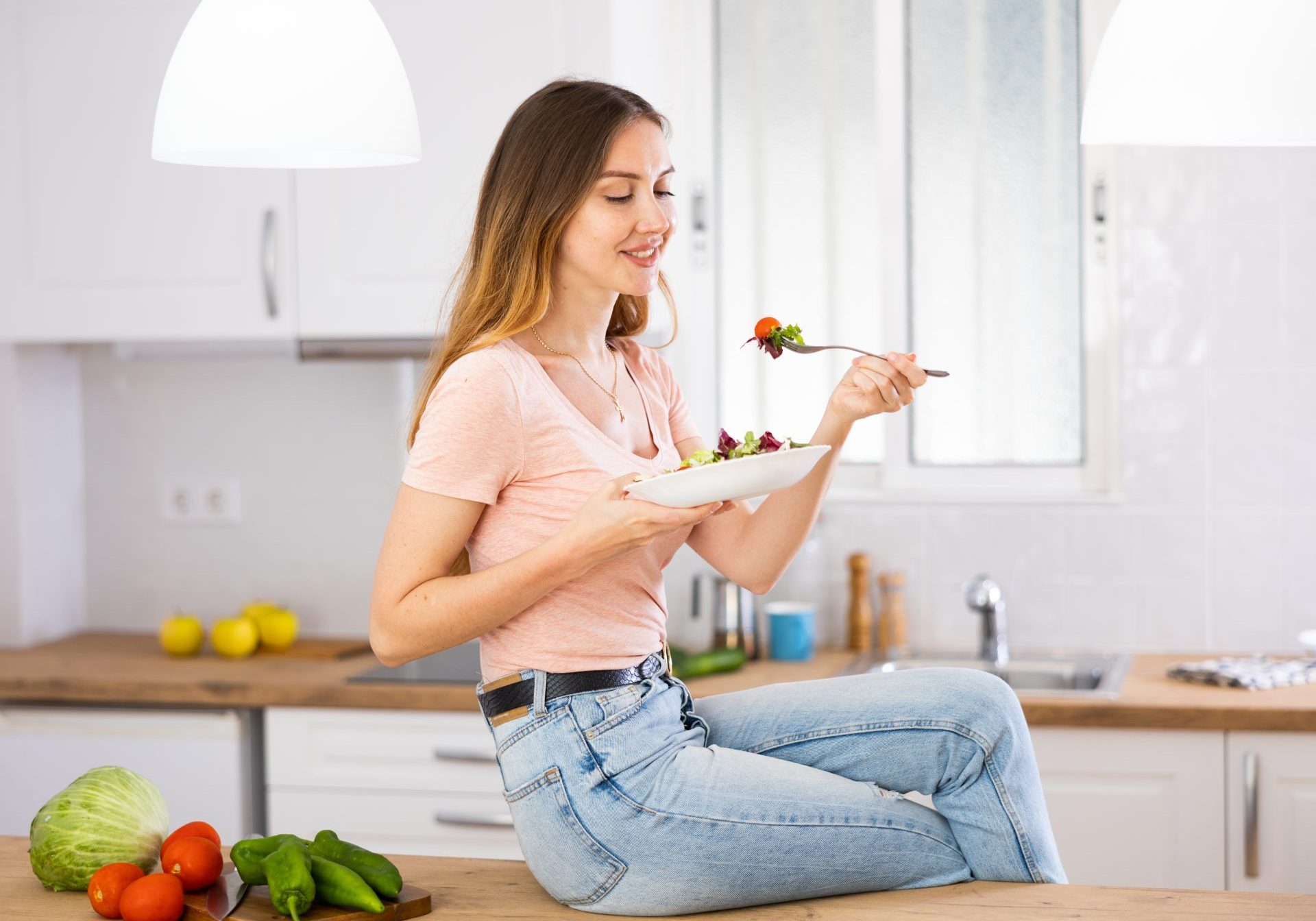 alimentazione-plant-based_cover donna mangia verdure