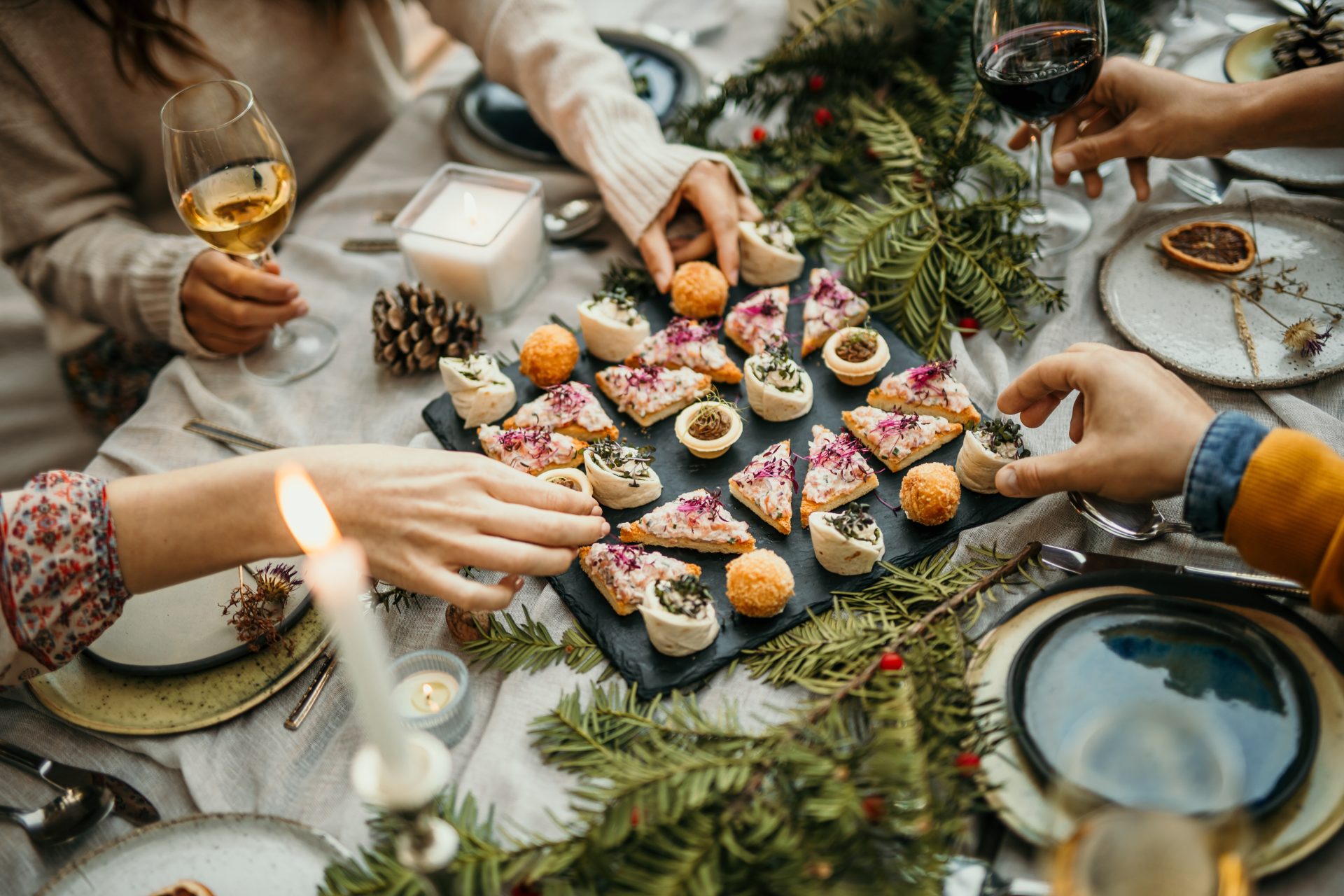 tavola con cibo natale