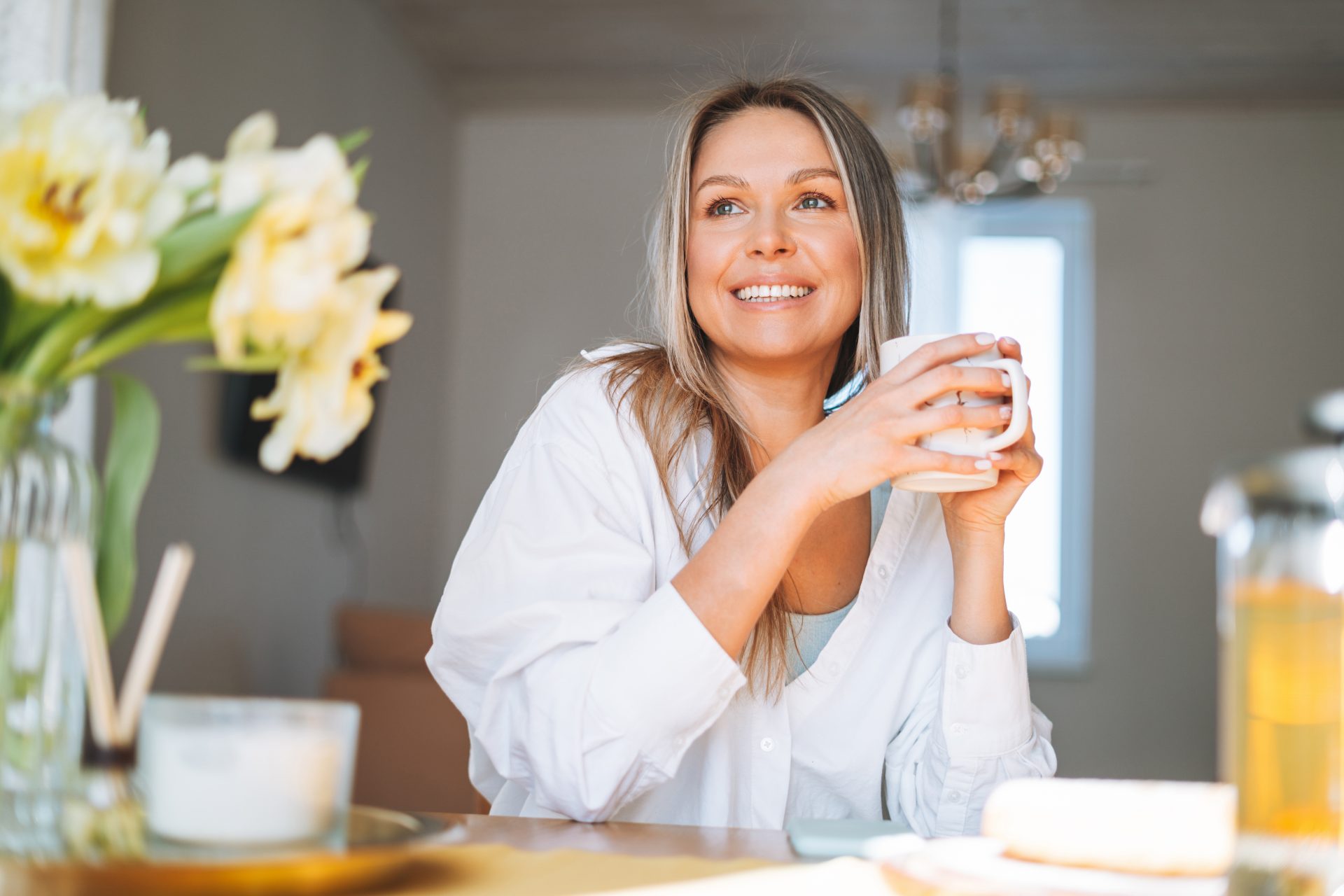 donna sorridente con tazza in mano