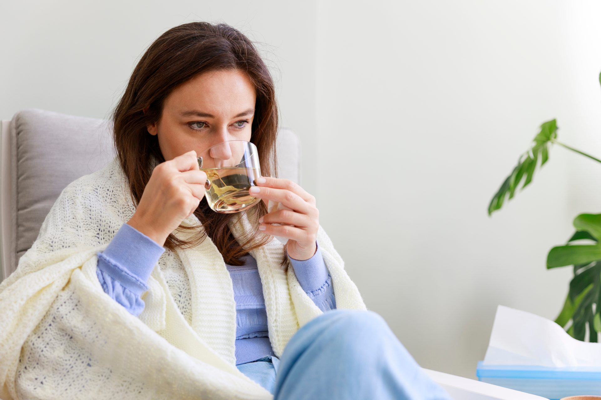 donna ammalata beve tè caldo