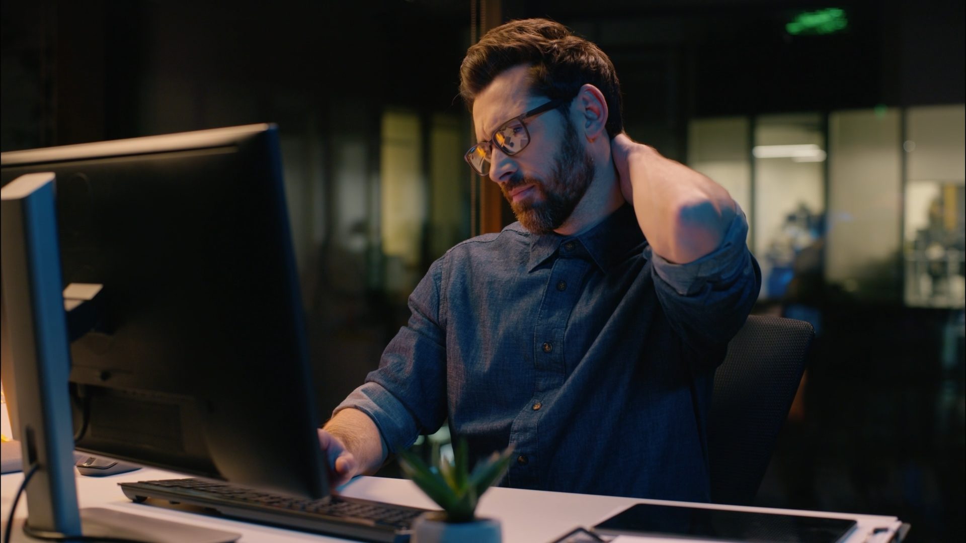 uomo fa lavoro notturno al computer