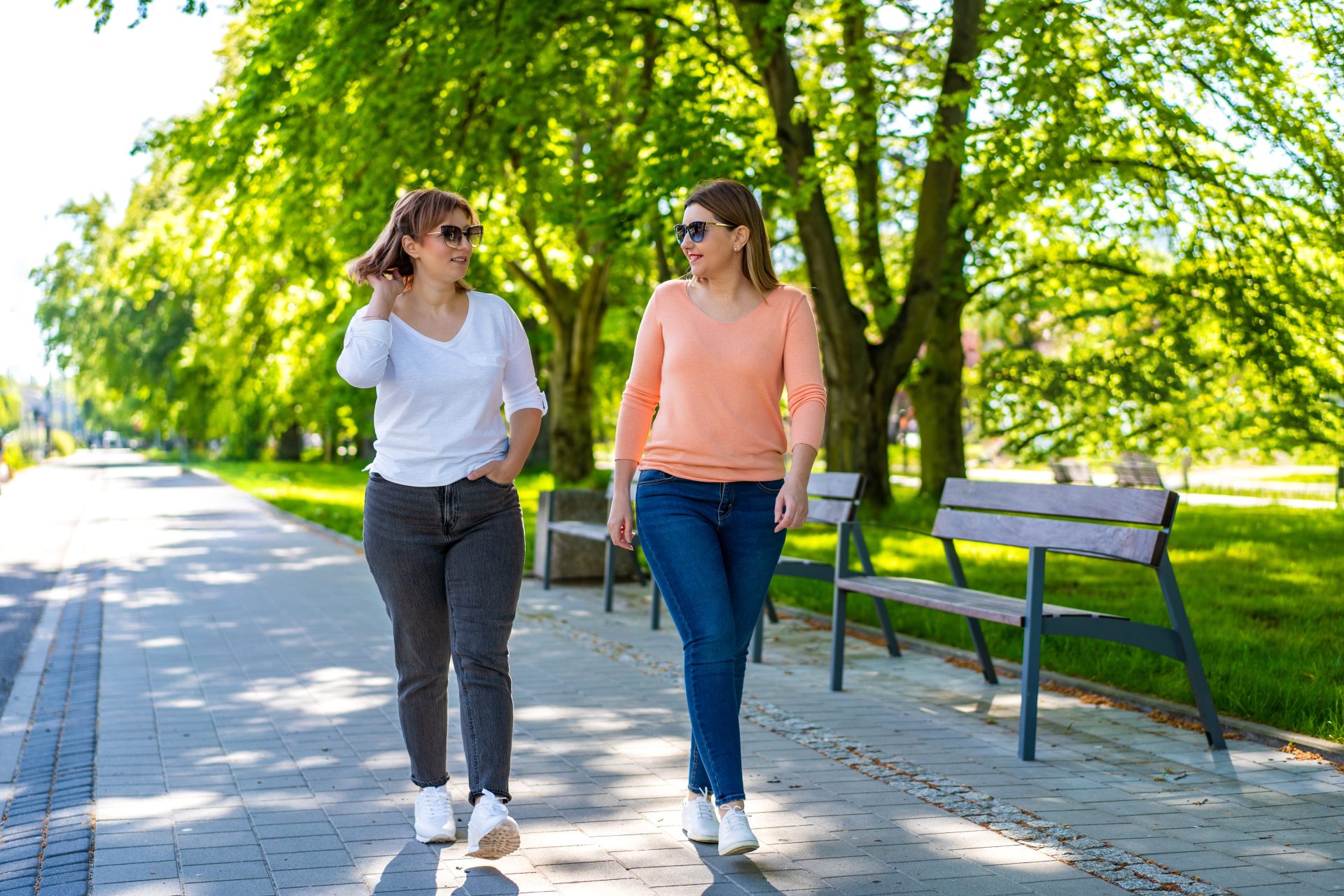 due donne passeggiano all'aperto